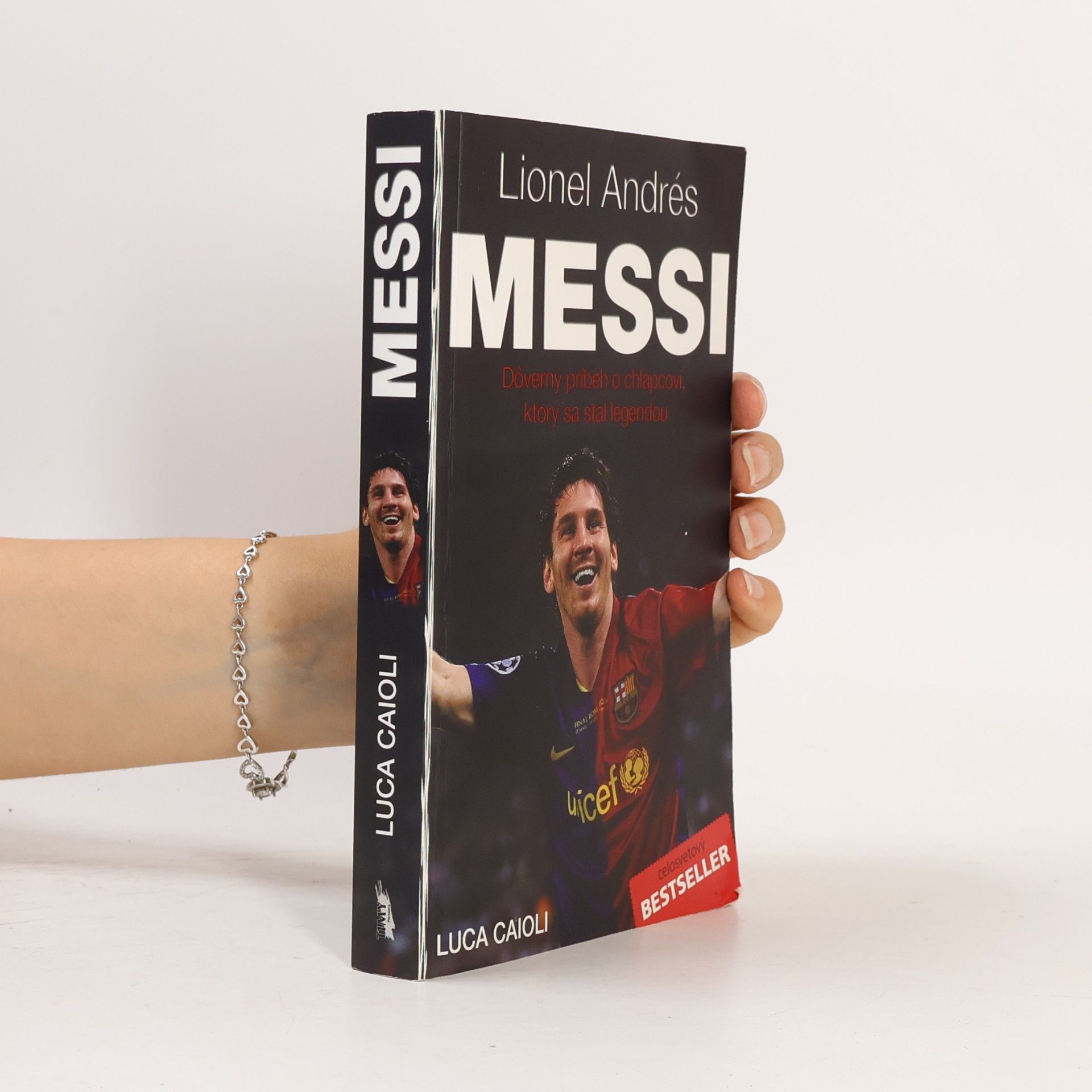Luca Caioli Lionel Andrés Messi: Dôverný príbeh o chlapcovi, ktorý sa stal legendou