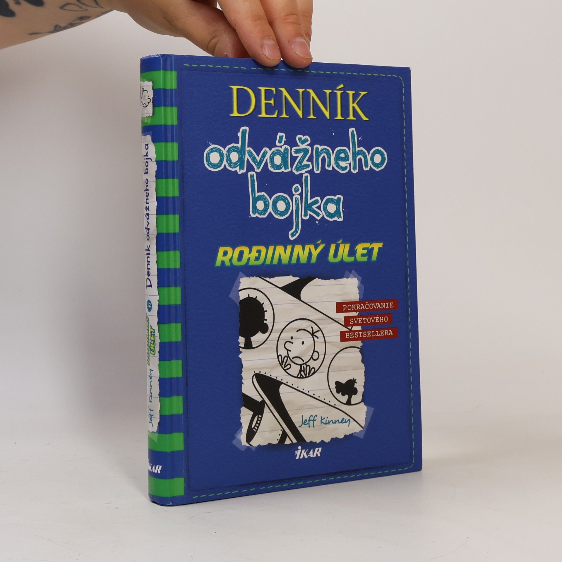 Jeff Kinney Denník odvážneho bojka 12. Rodinný úlet