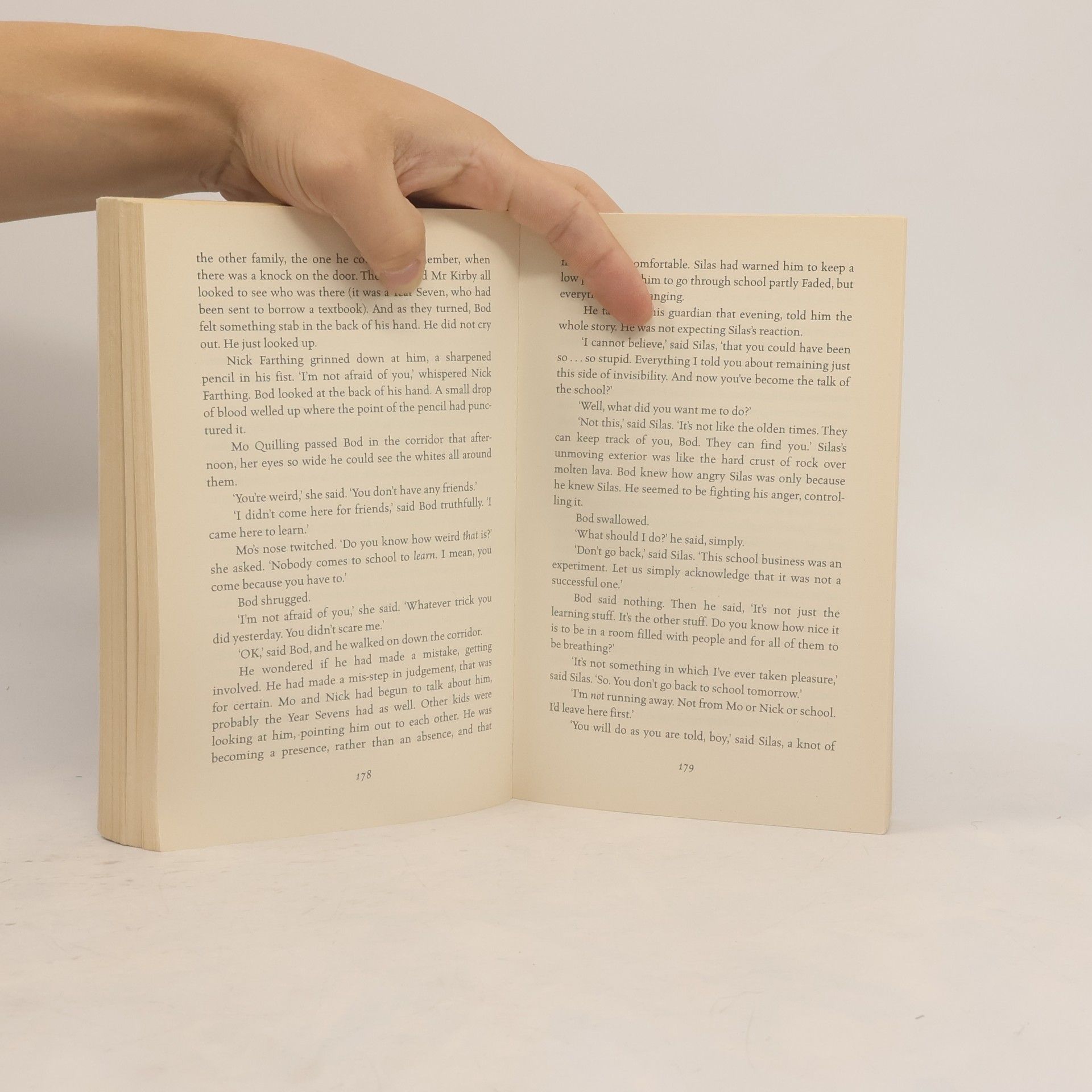 Neil Gaiman The Graveyard Book