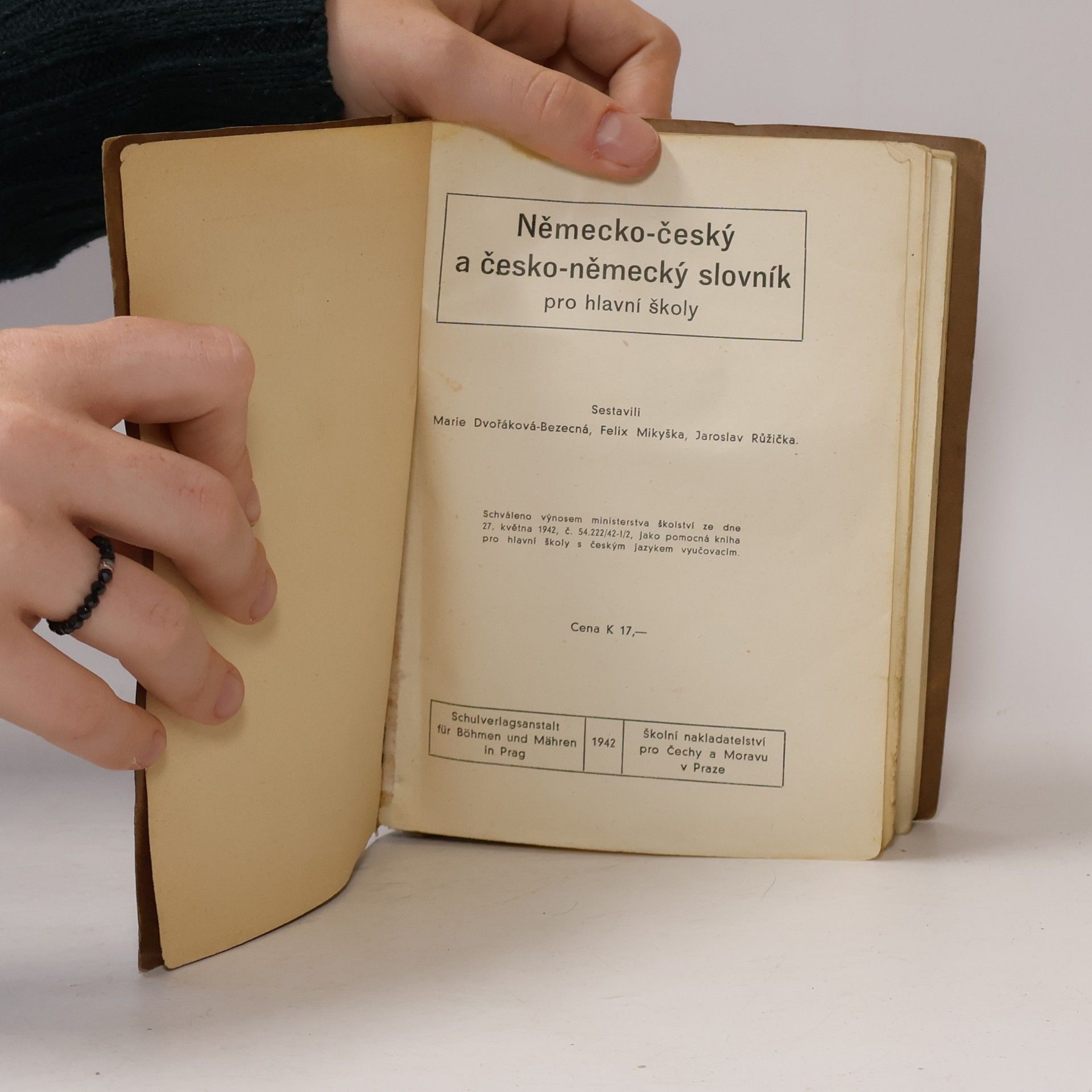 Marie DvořákováBezecná Německo-český a česko-německý slovník pro hlavní školy