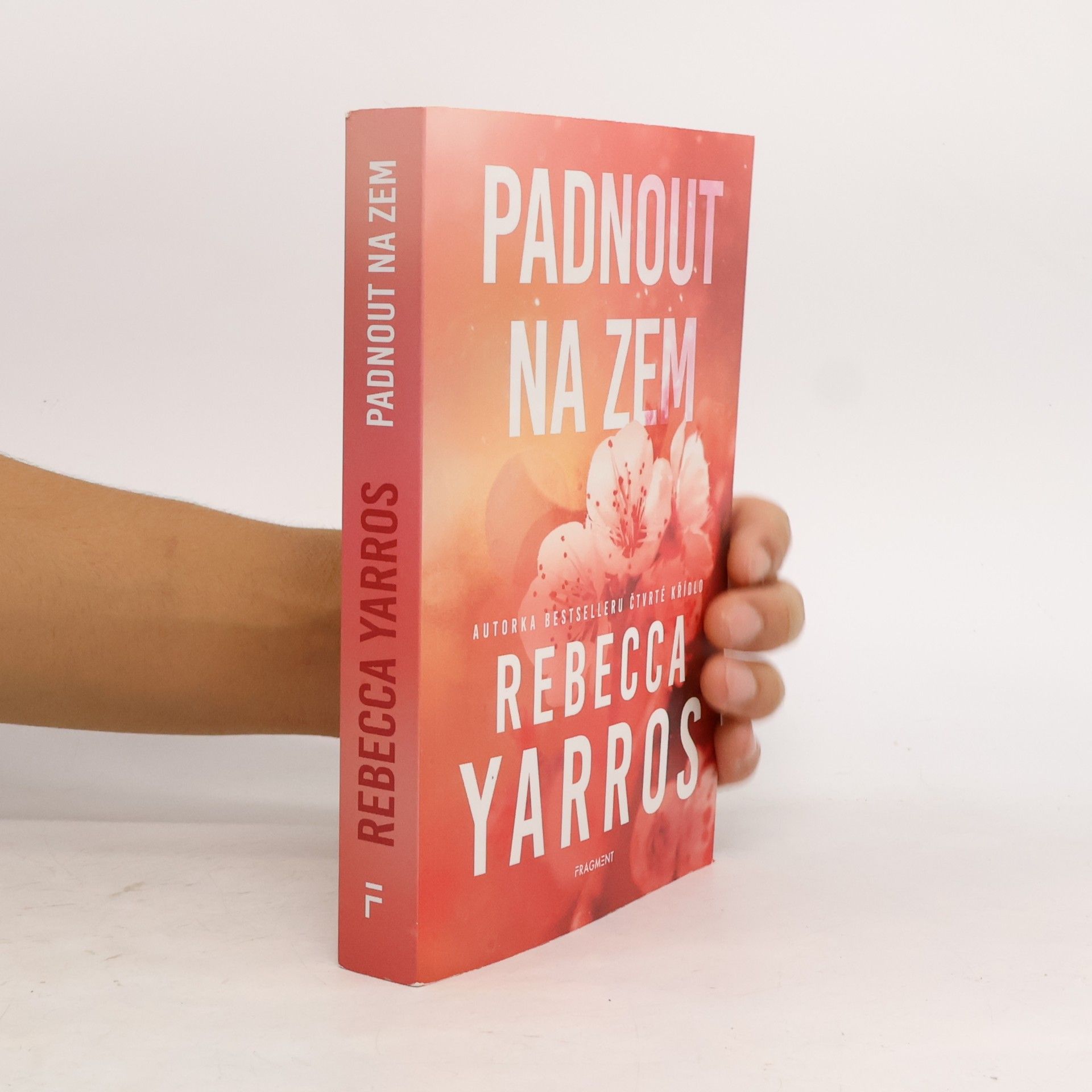 Rebecca Yarros Padnout na zem