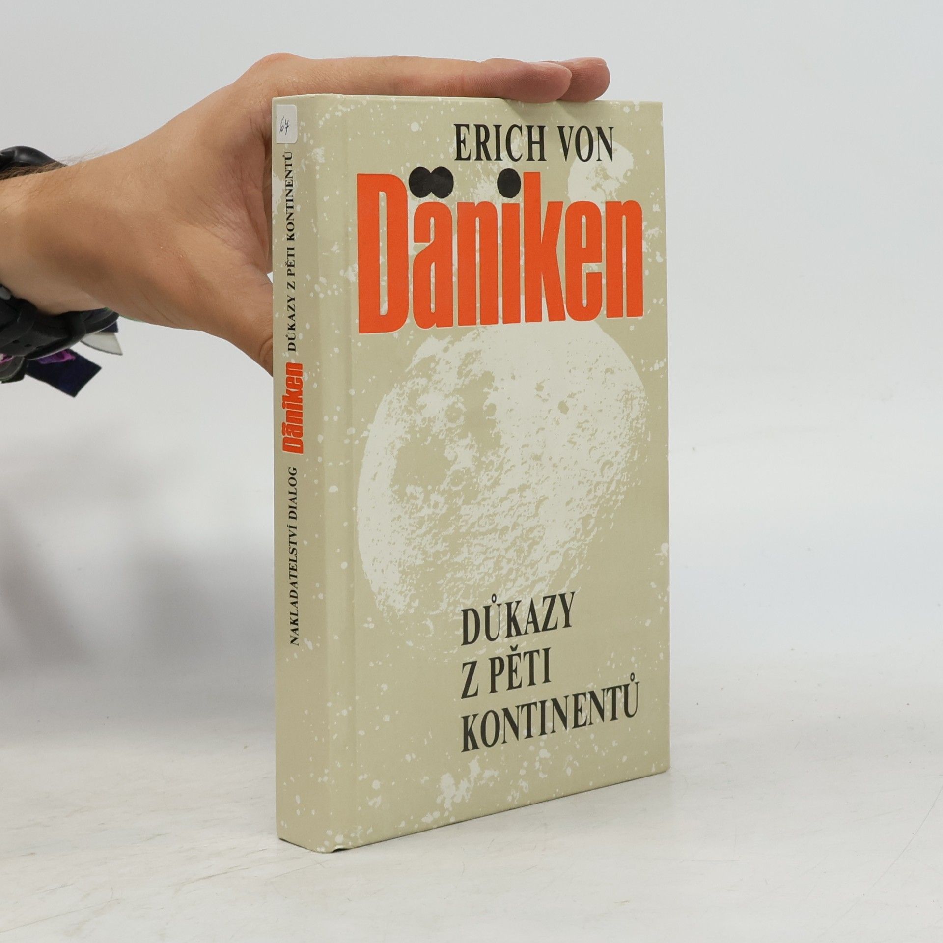 Erich von Däniken Důkazy z pěti kontinentů