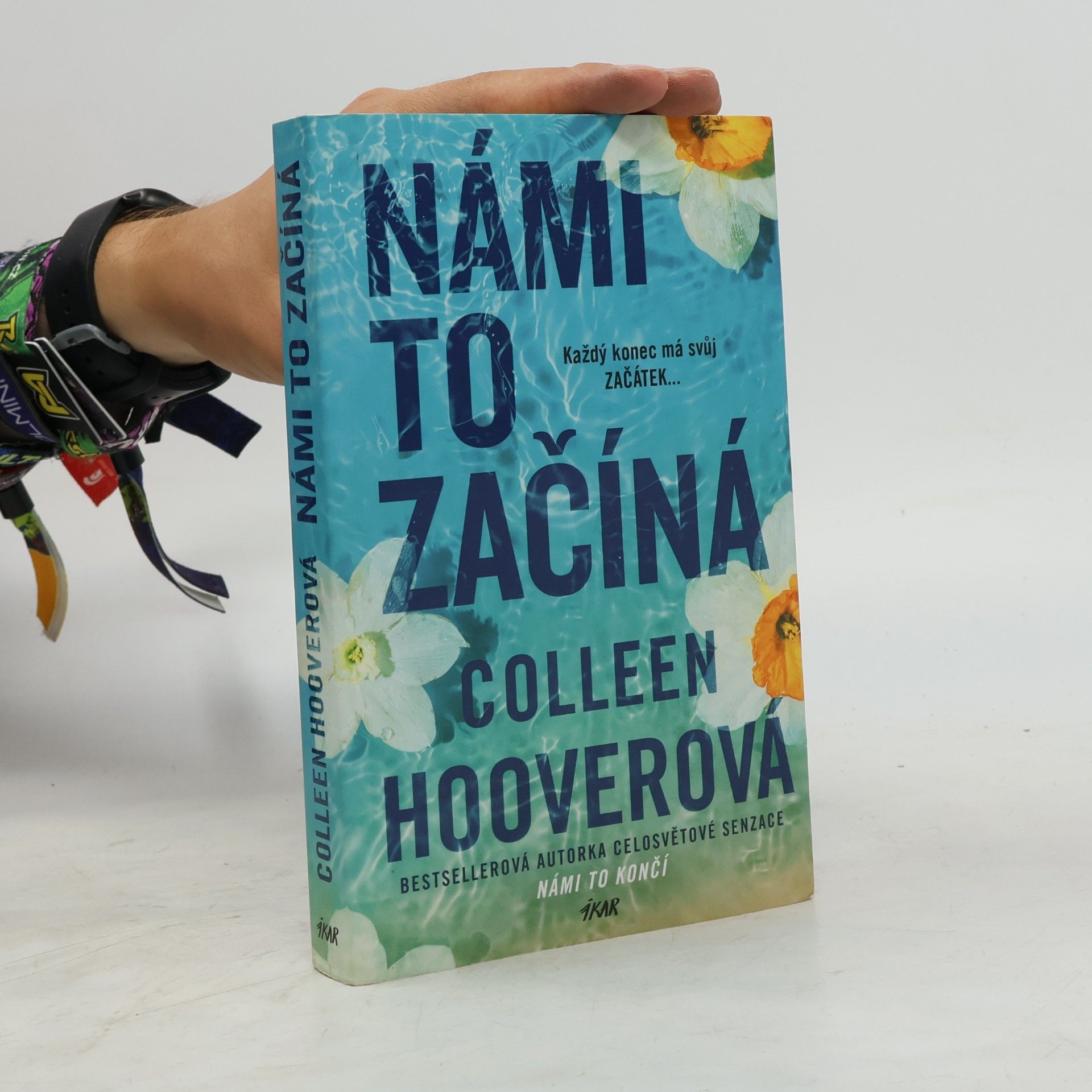 Colleen Hoover Námi to začíná
