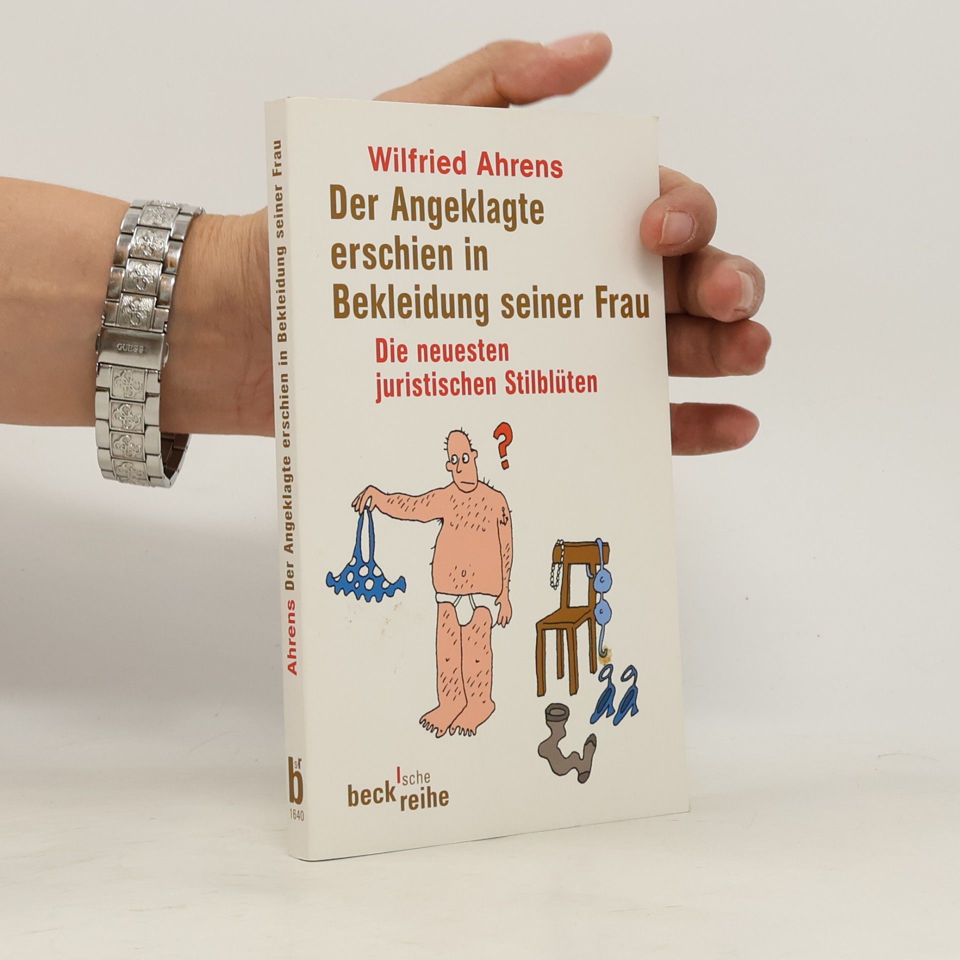 Wilfried Ahrens Der Angeklagte erschien in Bekleidung seiner Frau