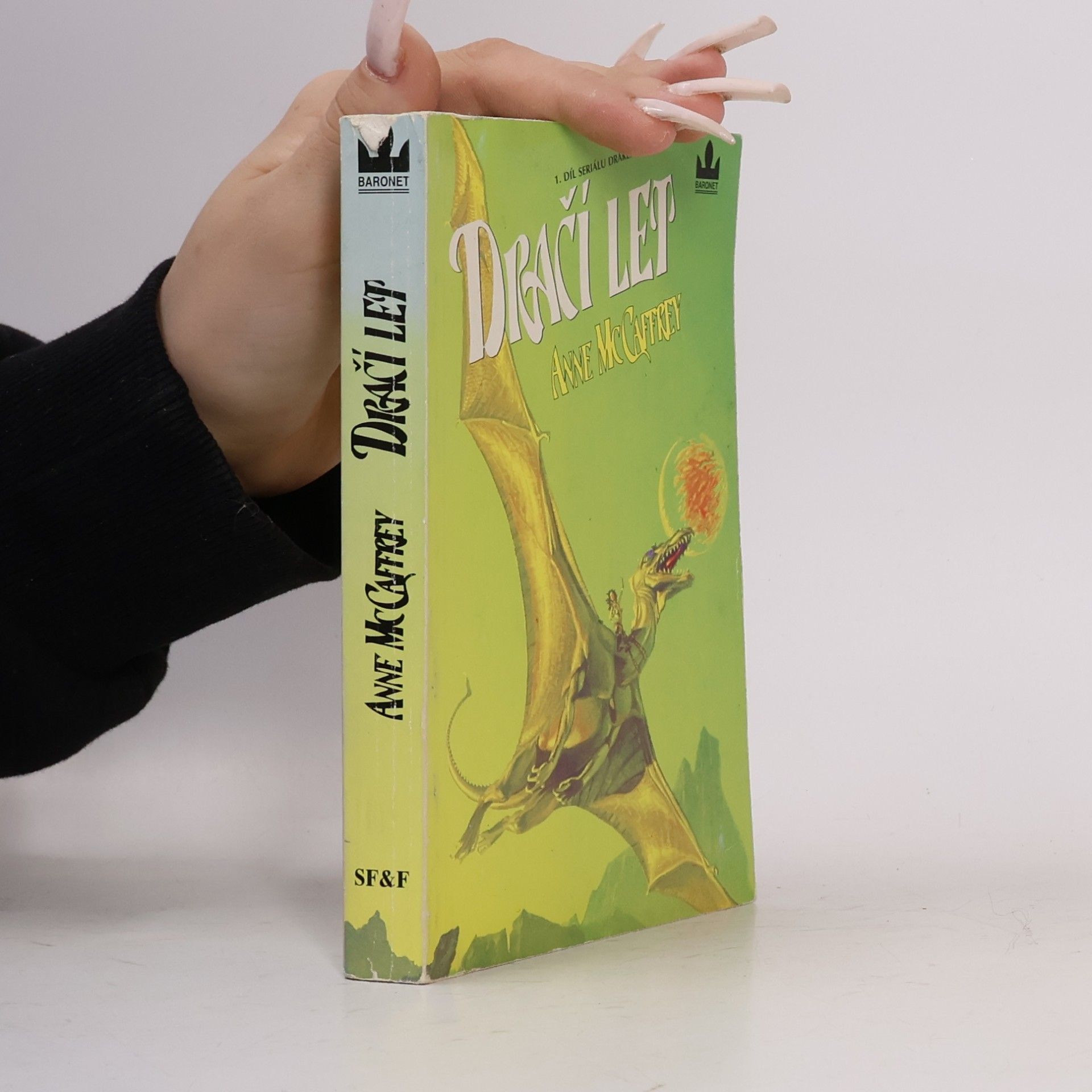 Anne McCaffrey Drakeni z Pernu 1. Dračí let