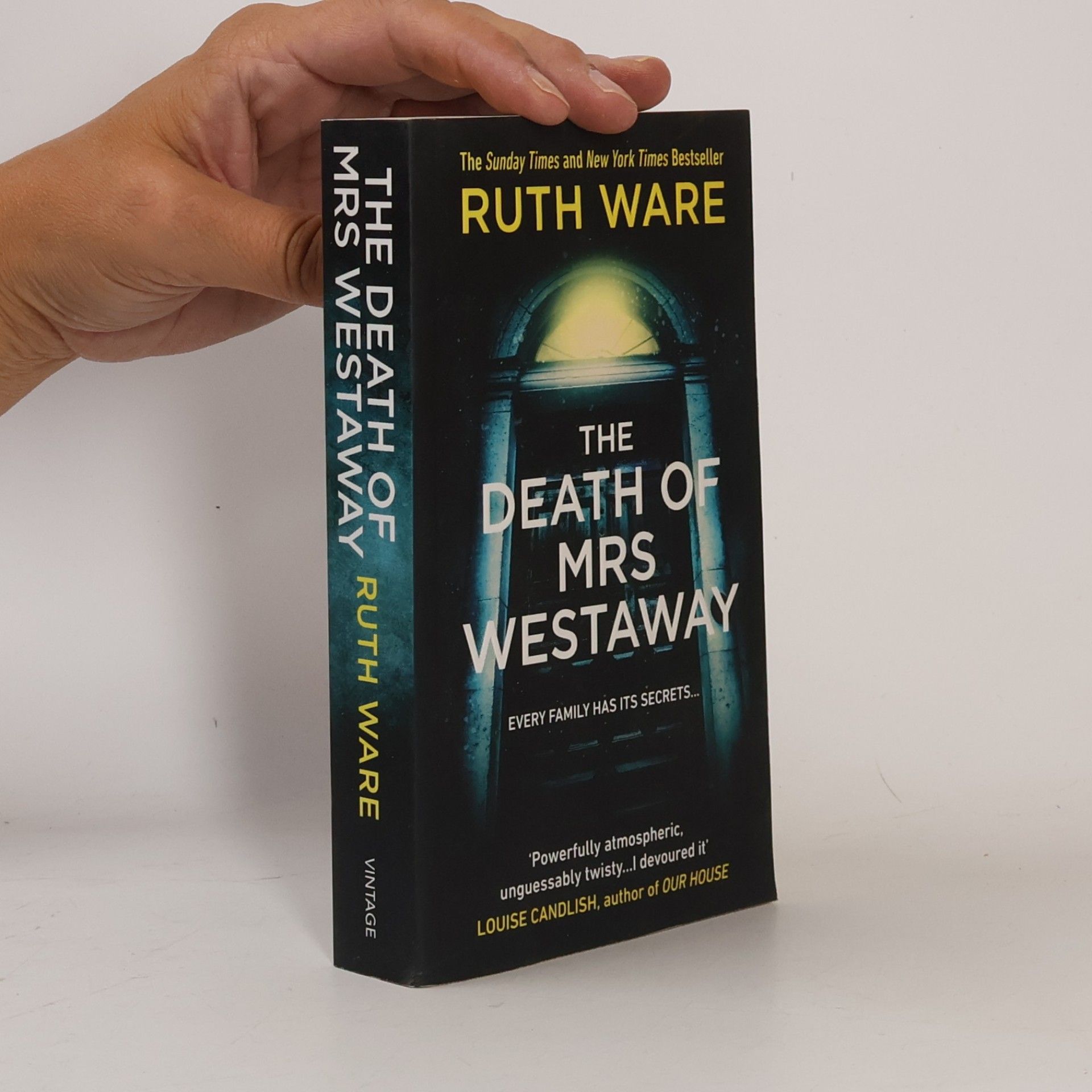 Ruth Ware The death of Mrs Westaway