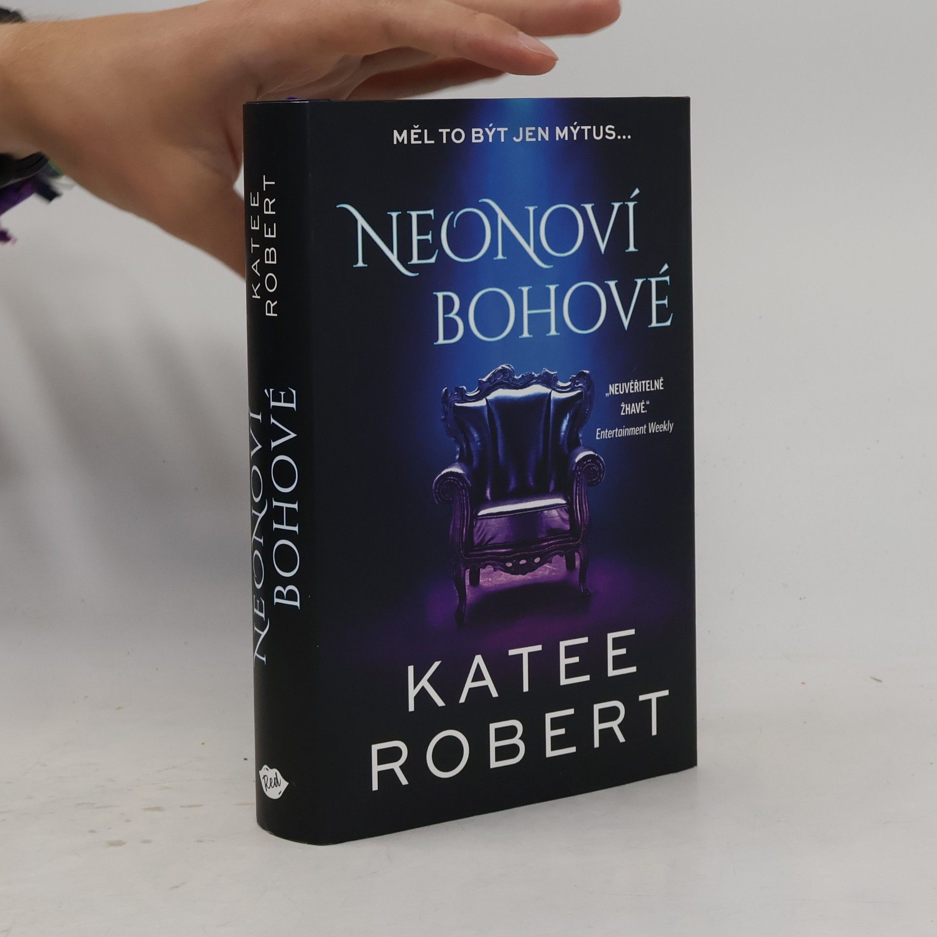 Katee Robert Neonoví bohové