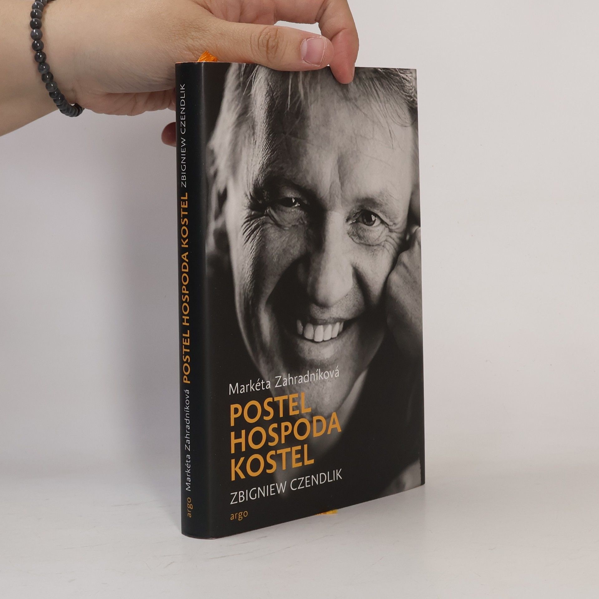 Postel, hospoda, kostel