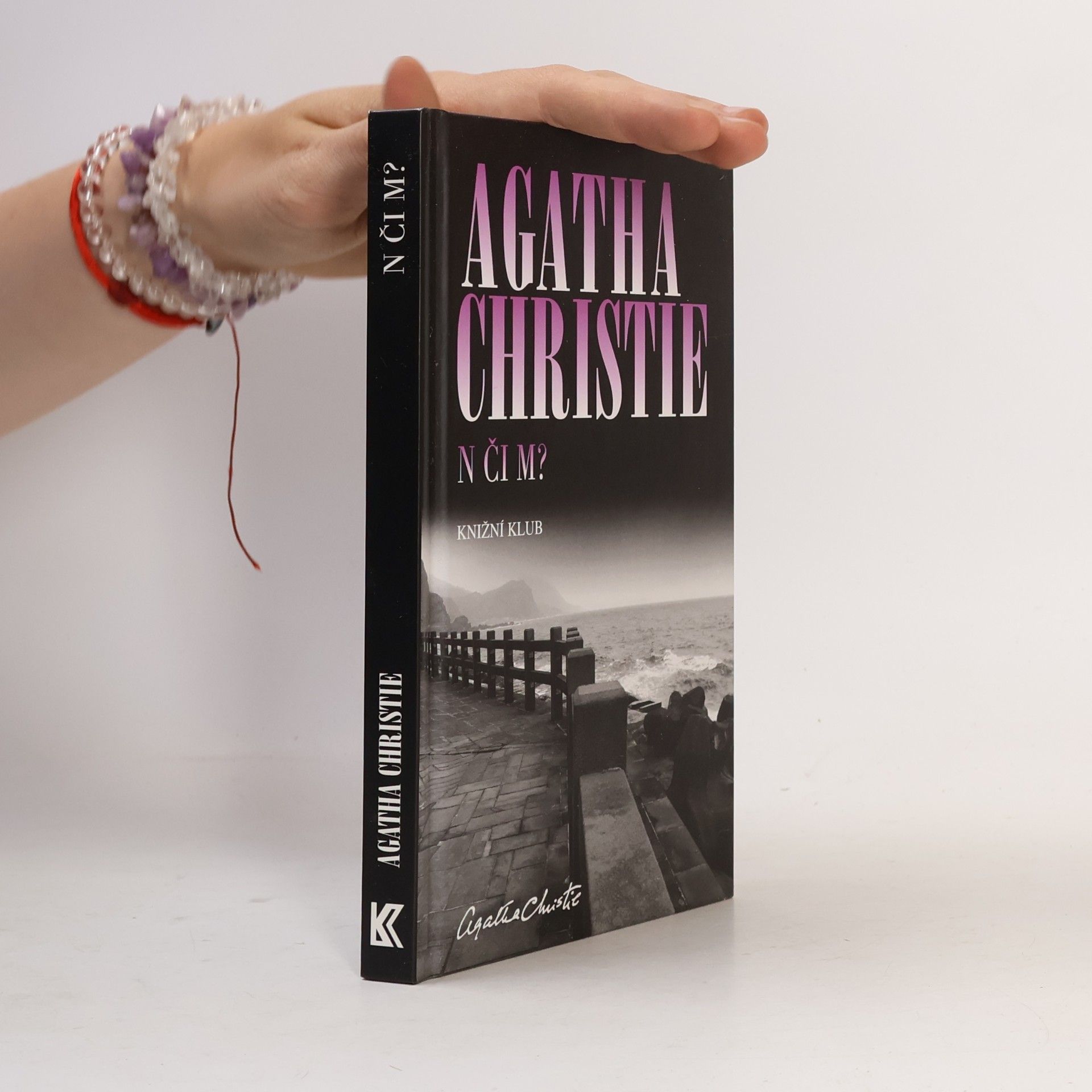 Agatha Christie N či M?