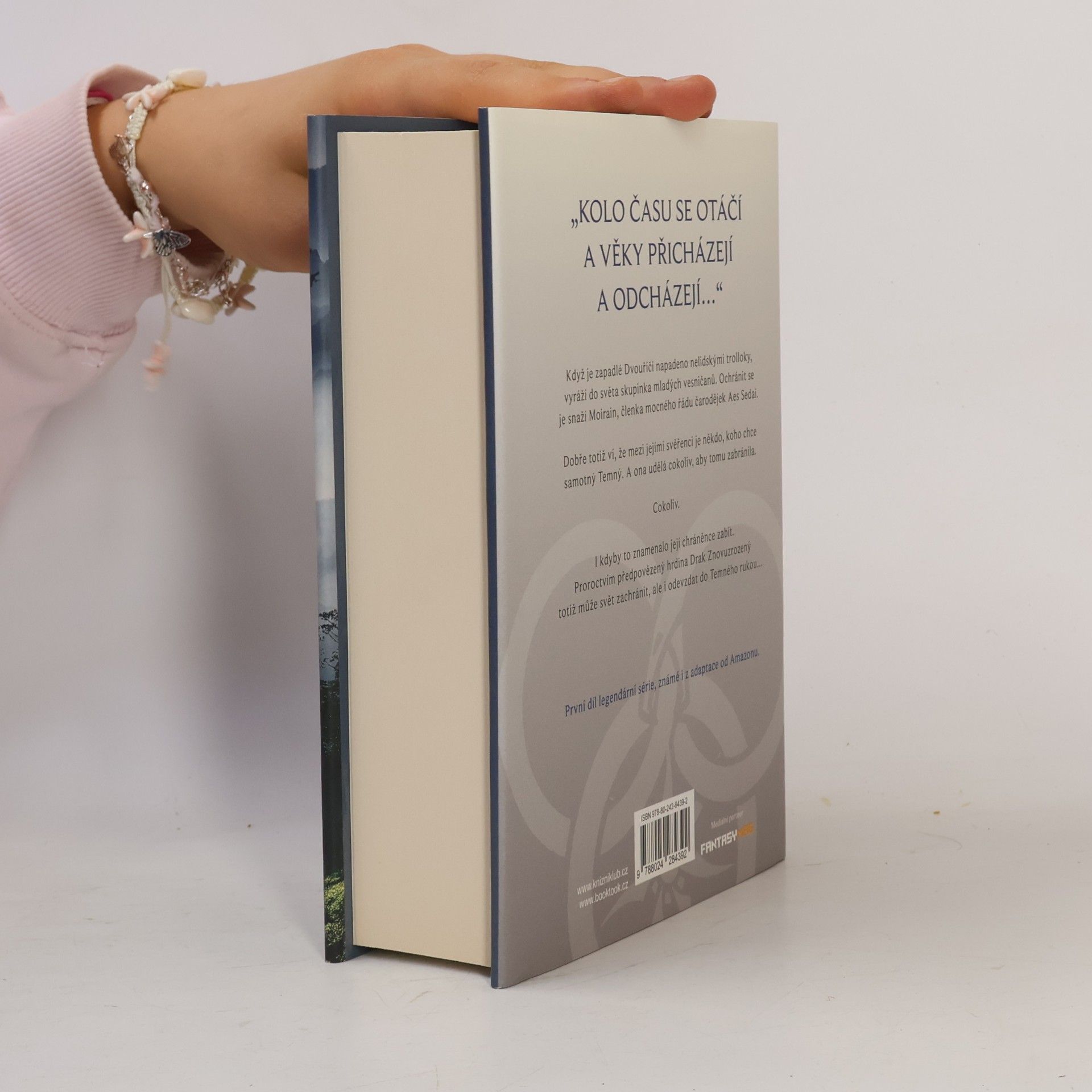 Robert Jordan Kolo času 1. Oko světa