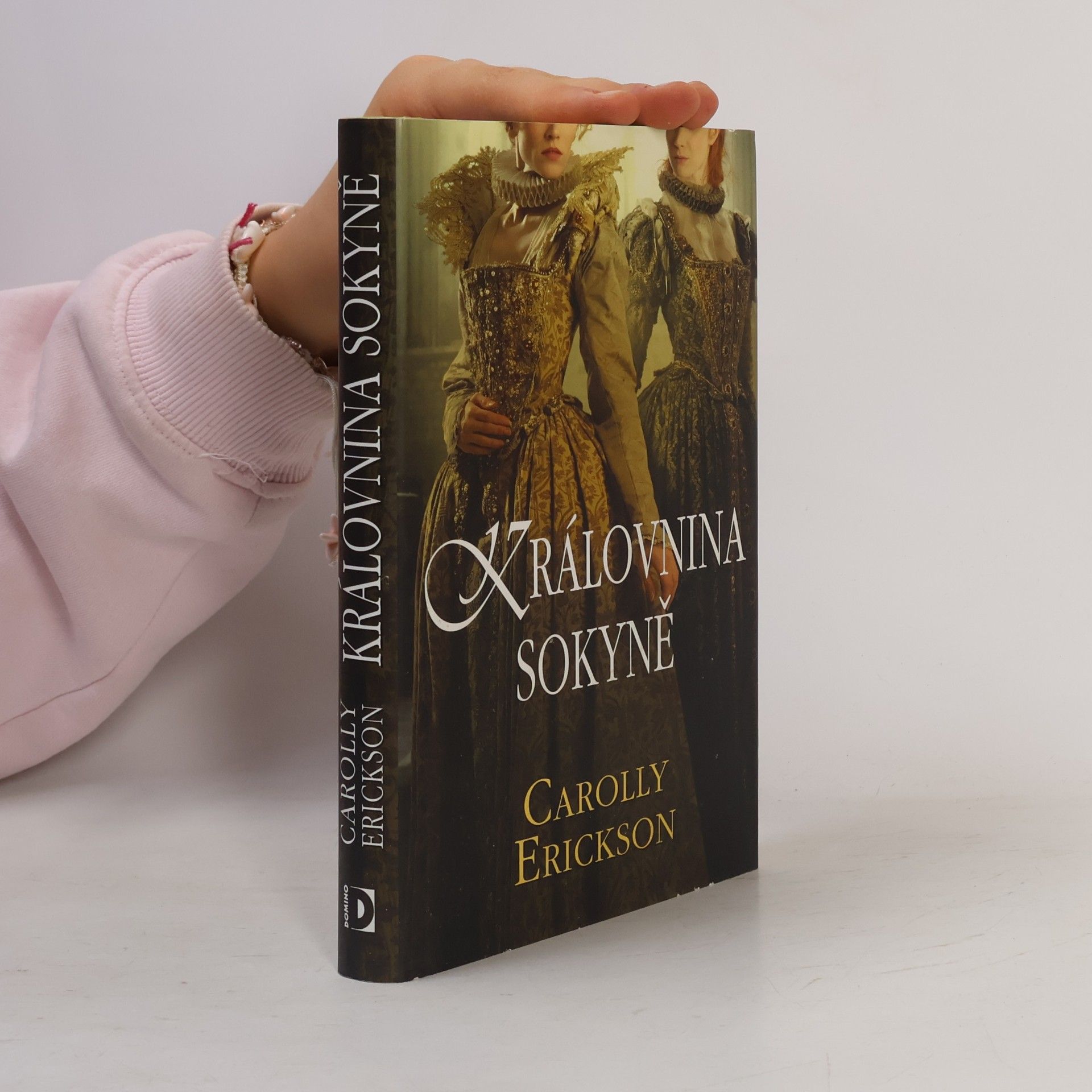 Carolly Erickson Královnina sokyně