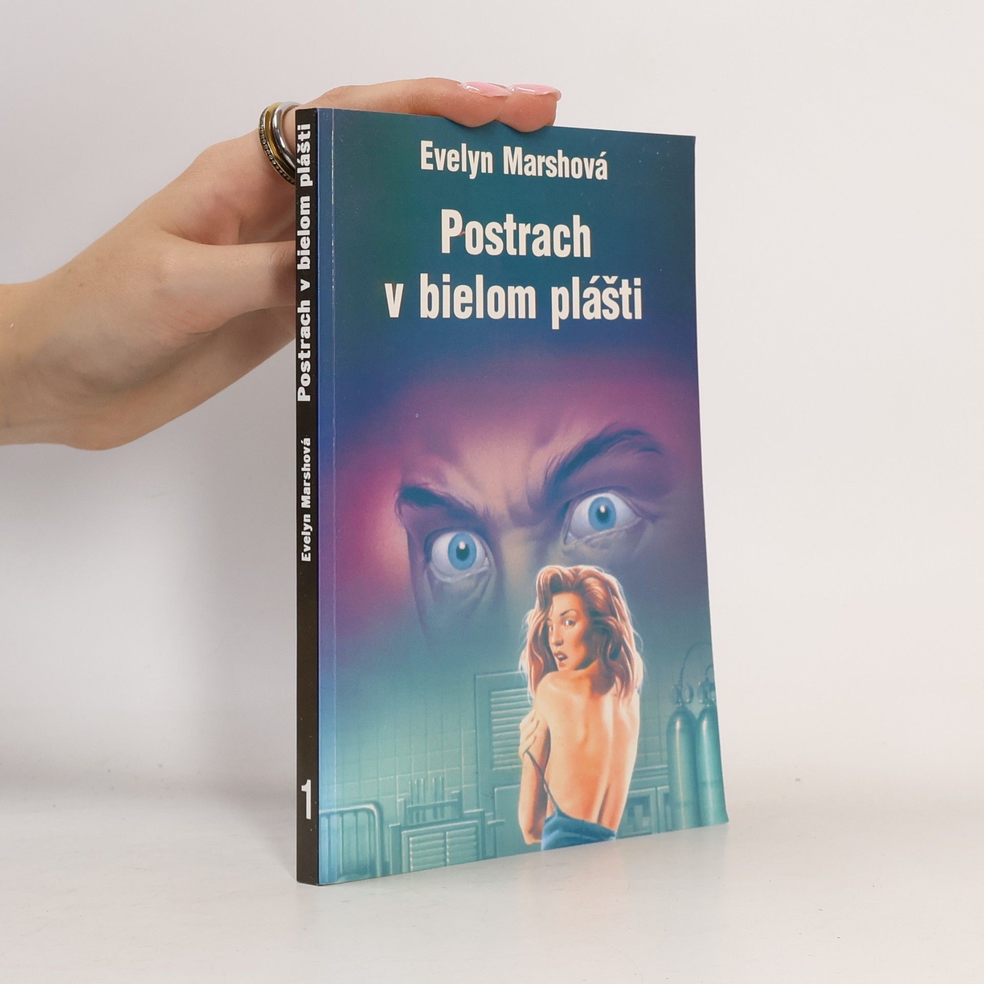Evelyn Marsh Postrach v bielom plášti