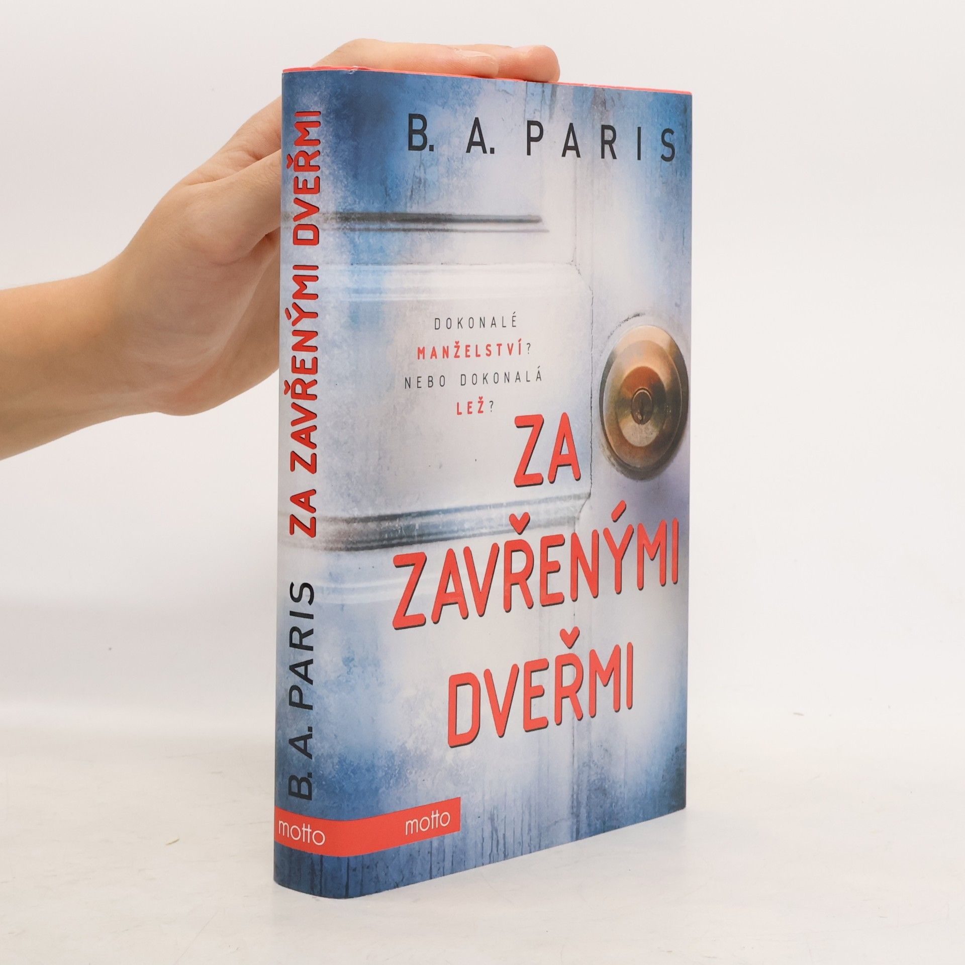 B. A. Paris Za zavřenými dveřmi