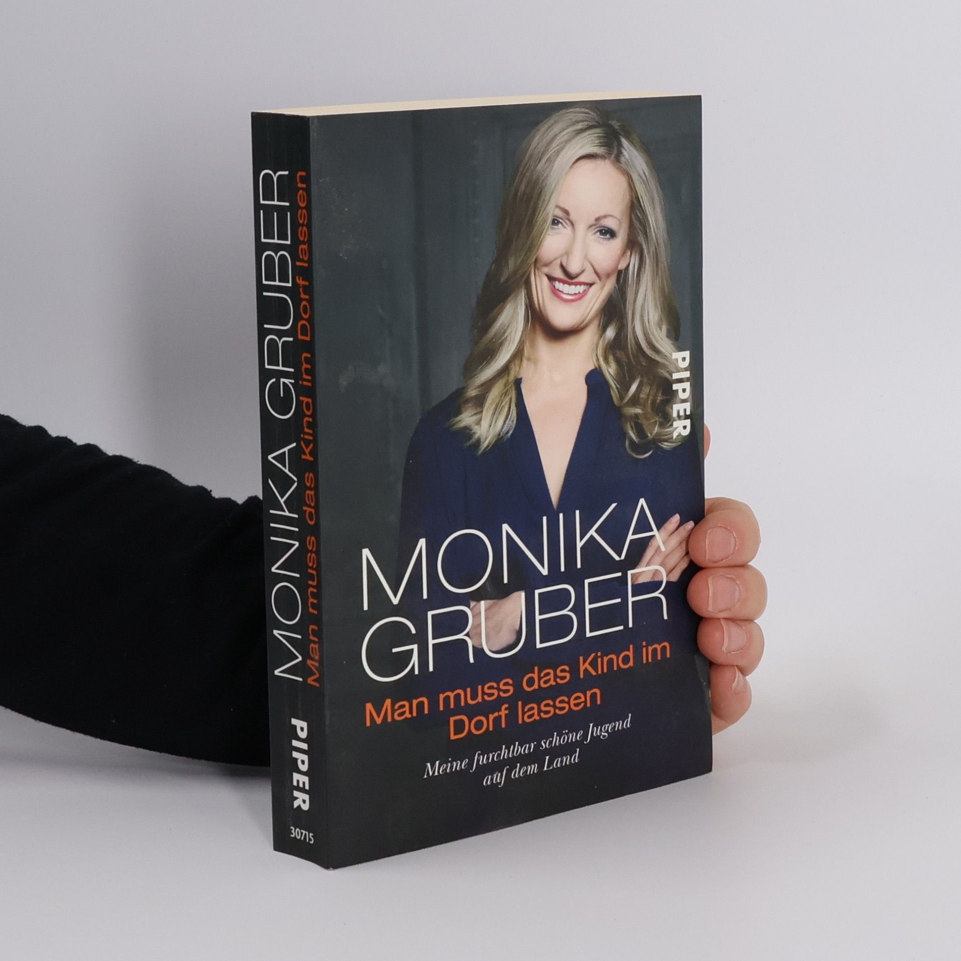 Monika Gruber Man muss das Kind im Dorf lassen