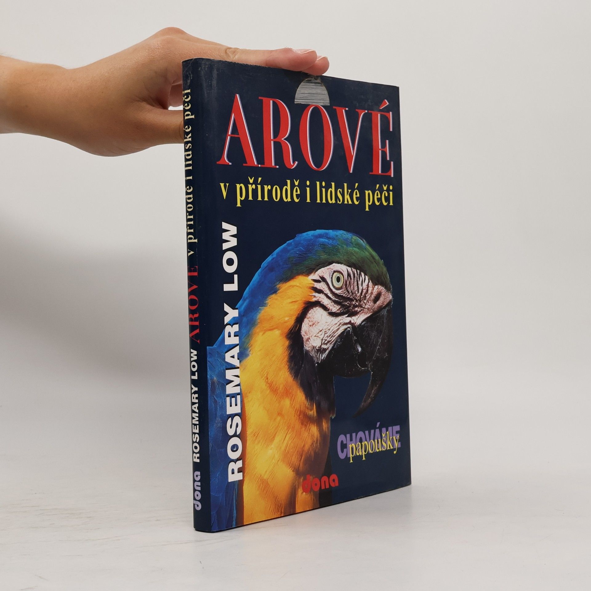 Rosemary Low Arové v přírodě i lidské péči