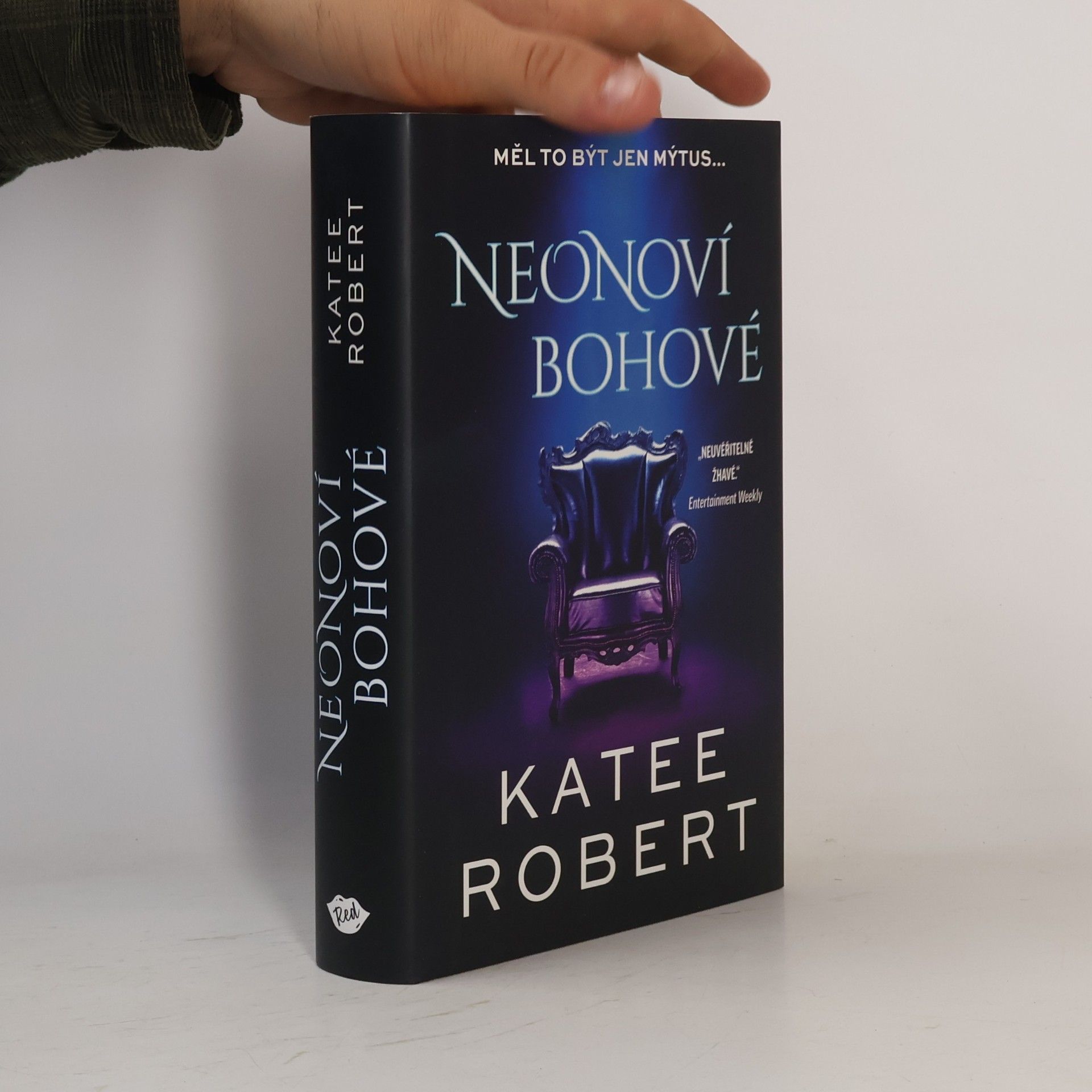 Katee Robert Neonoví bohové