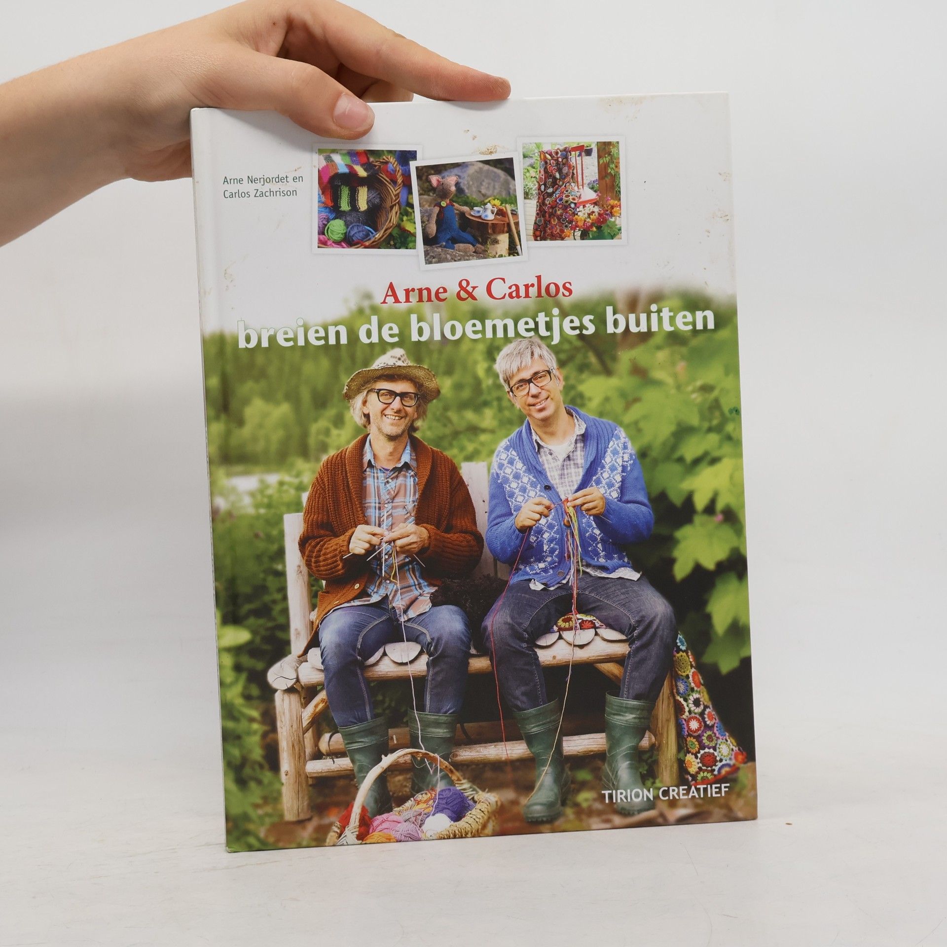 Perpetua Uiterwaal Arne & Carlos breien de bloemetjes buiten