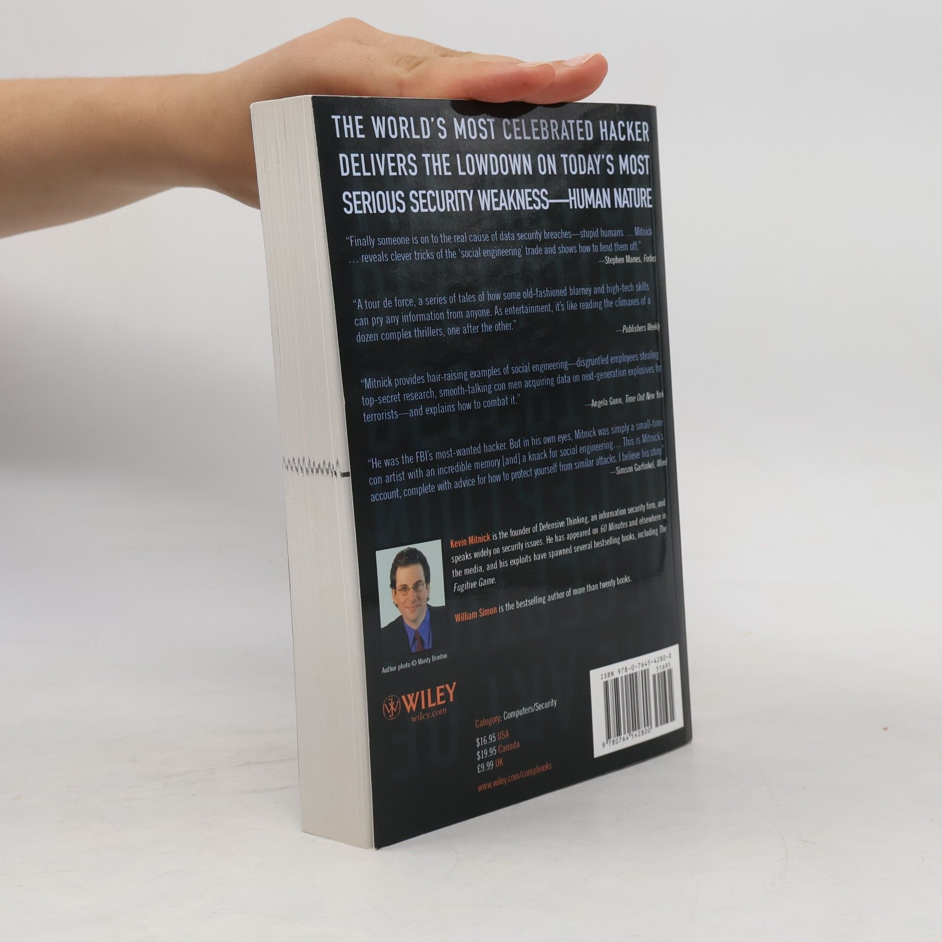 Kevin D. Mitnick The art of deception : controlling the human element of security