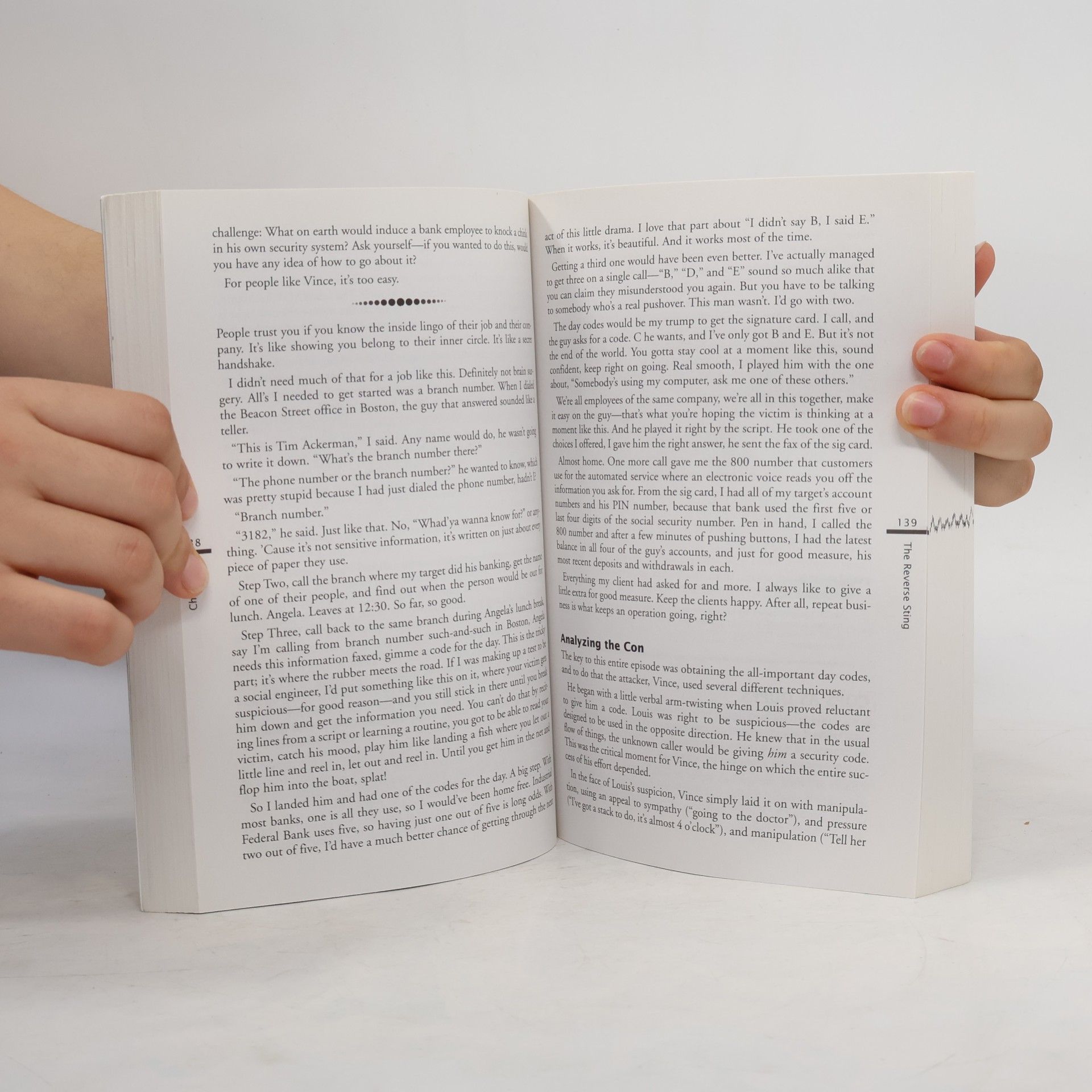 Kevin D. Mitnick The art of deception : controlling the human element of security