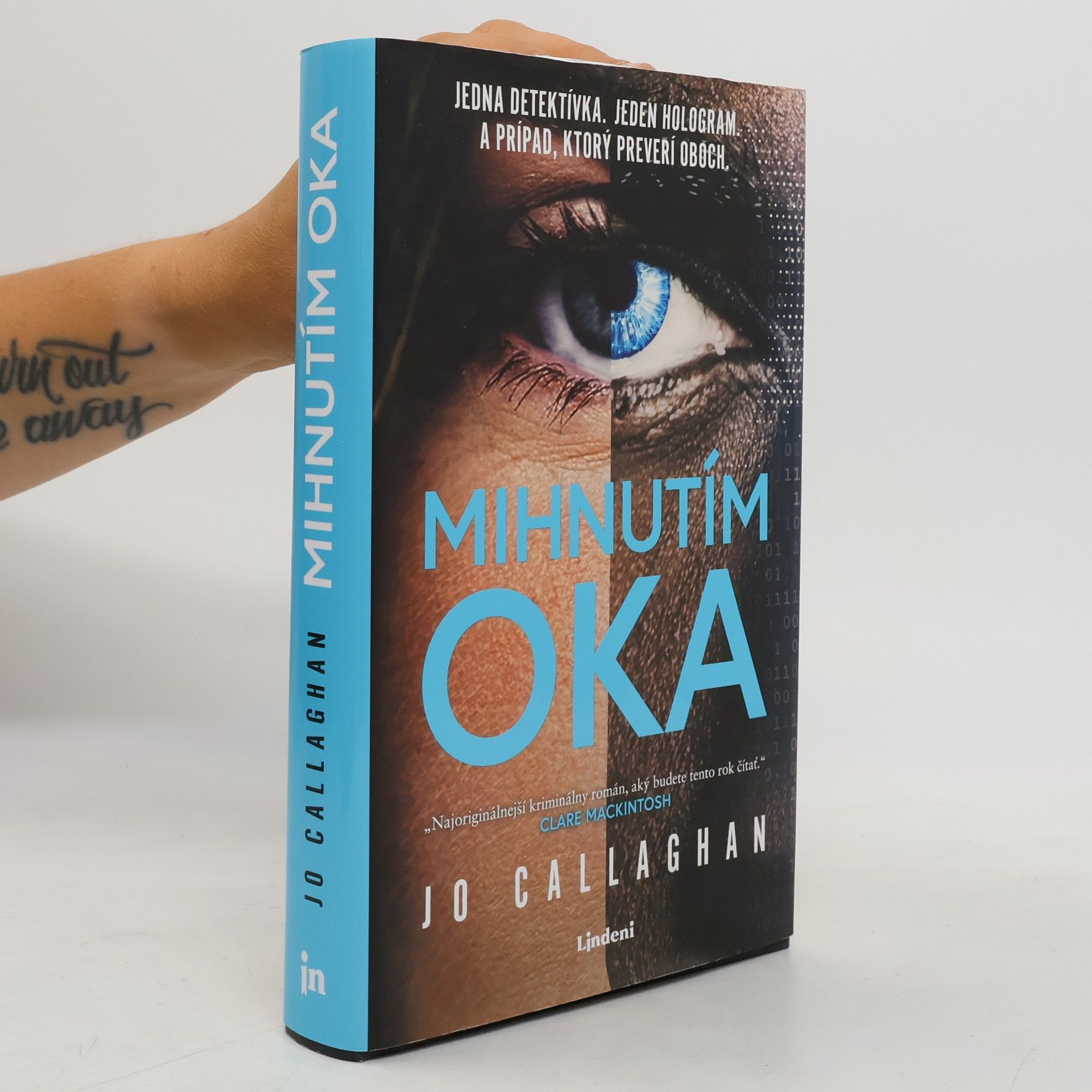 Jo Callaghan Mihnutím oka