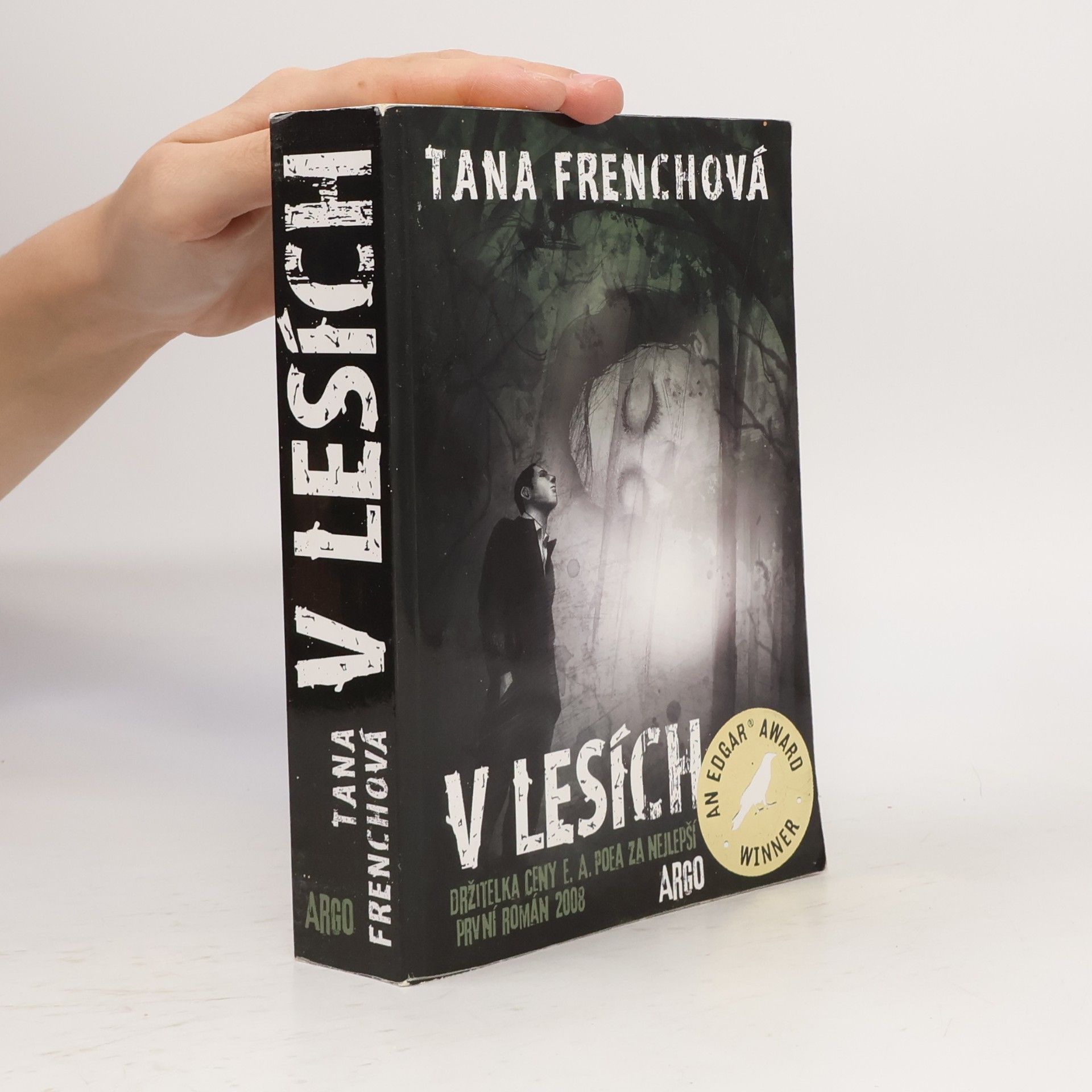 Tana French V lesích