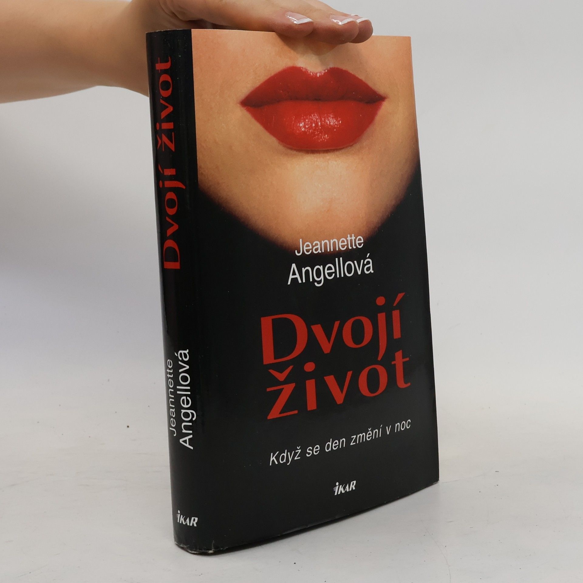 Jeannette L. Angell Dvojí život