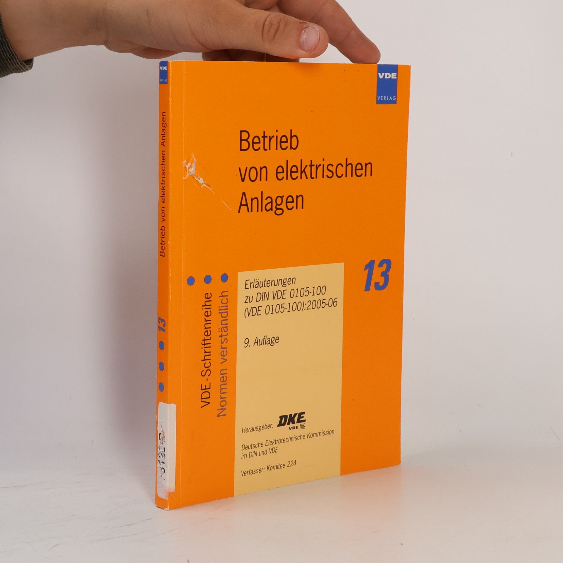 DKE VDE DIN Deutsche Elektrotechnische Kommission im DIN und VDE Betrieb von elektrischen Anlagen: Erläuterungen zu DIN VDE 0105-100 (VDE 0105-100): 2005-06 (VDE-Schriftenreihe - Normen verständlich) - 9. Auflage