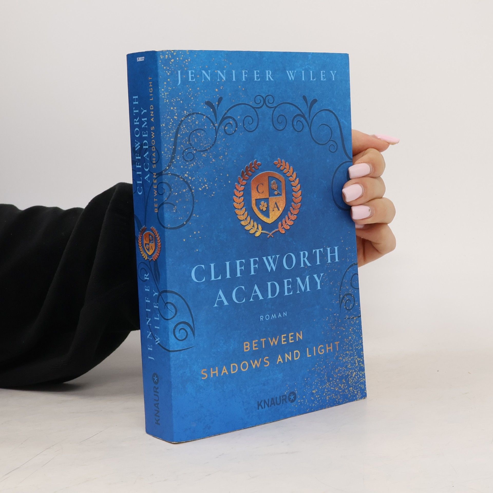 Jennifer Wiley Cliffworth Academy. Between Shadows and Light