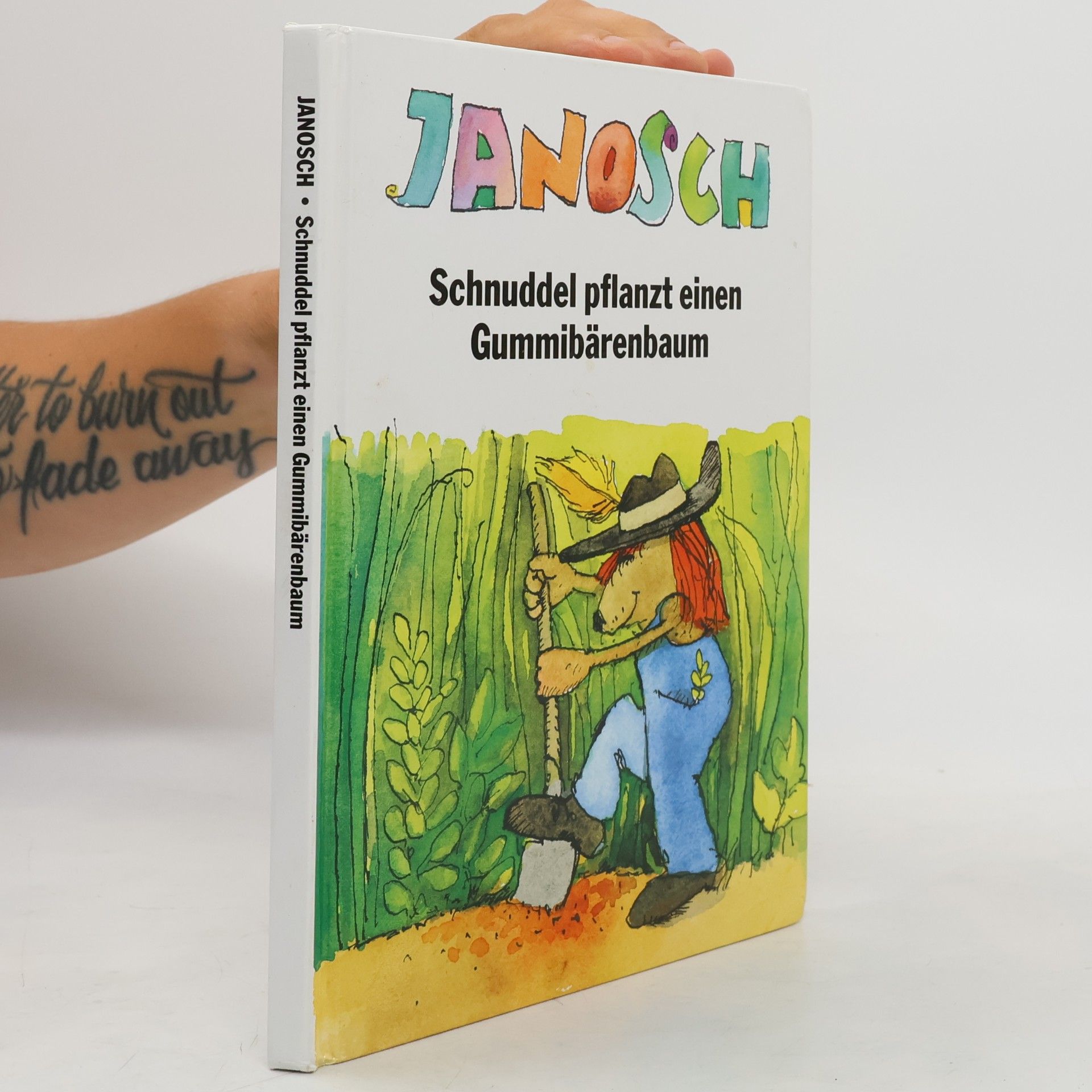 Janosch Schnuddel pflanzt einen Gummibärenbaum