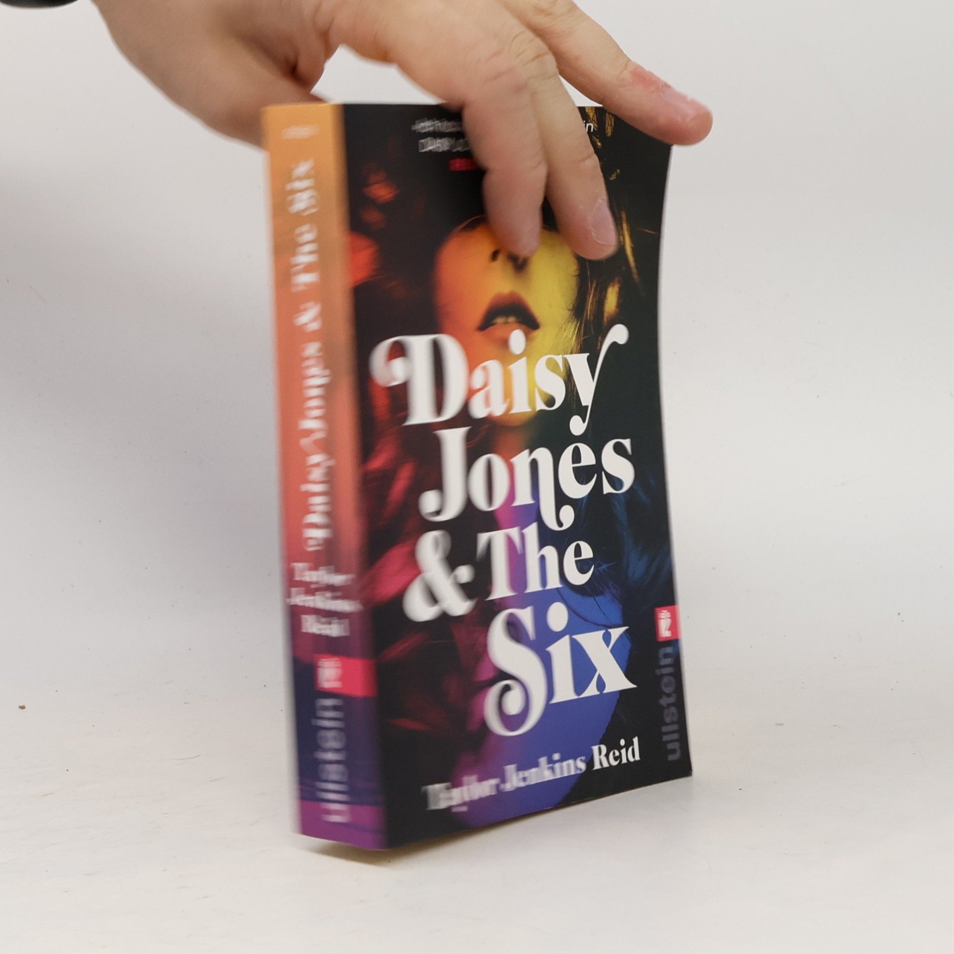 Taylor Jenkins Reid Daisy Jones & The Six