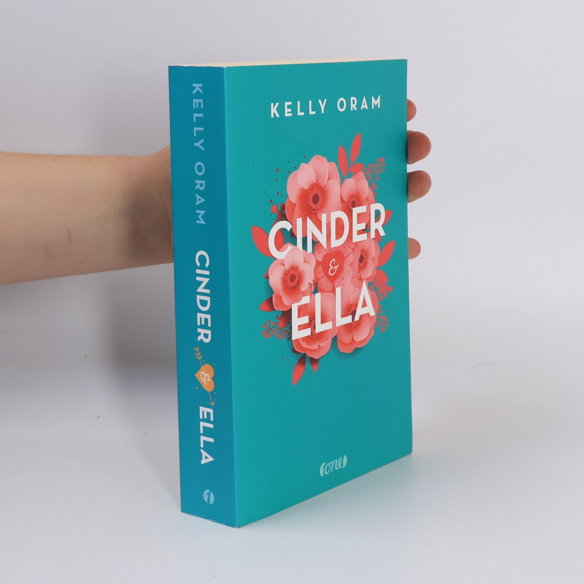 Kelly Oram Cinder & Ella 1