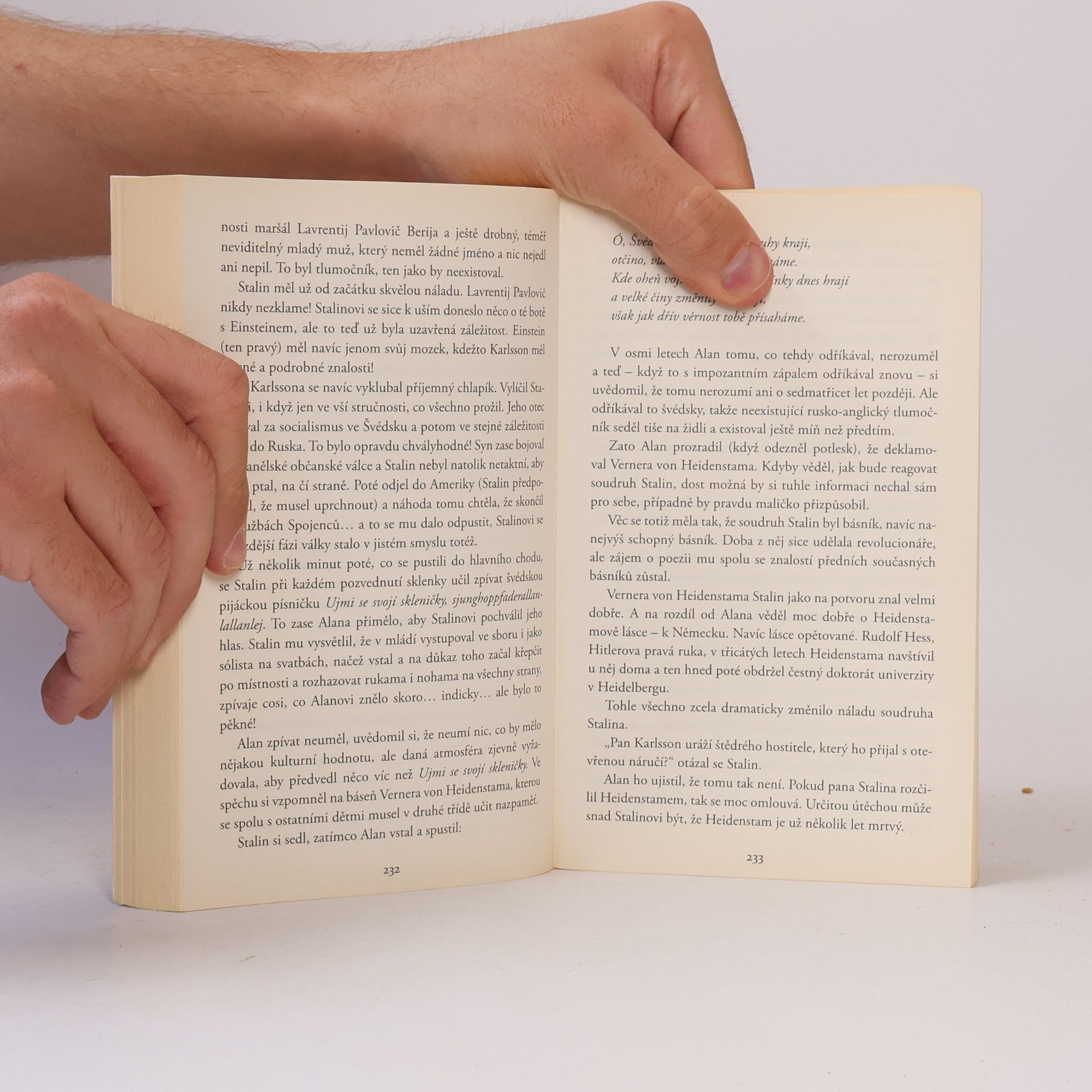Jonas Jonasson Stoletý stařík, který vylezl z okna a zmizel