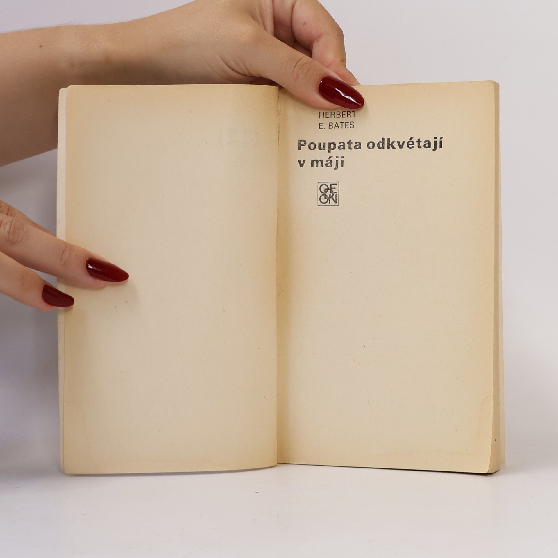 Herbert Ernest Bates Poupata odkvétají v máji