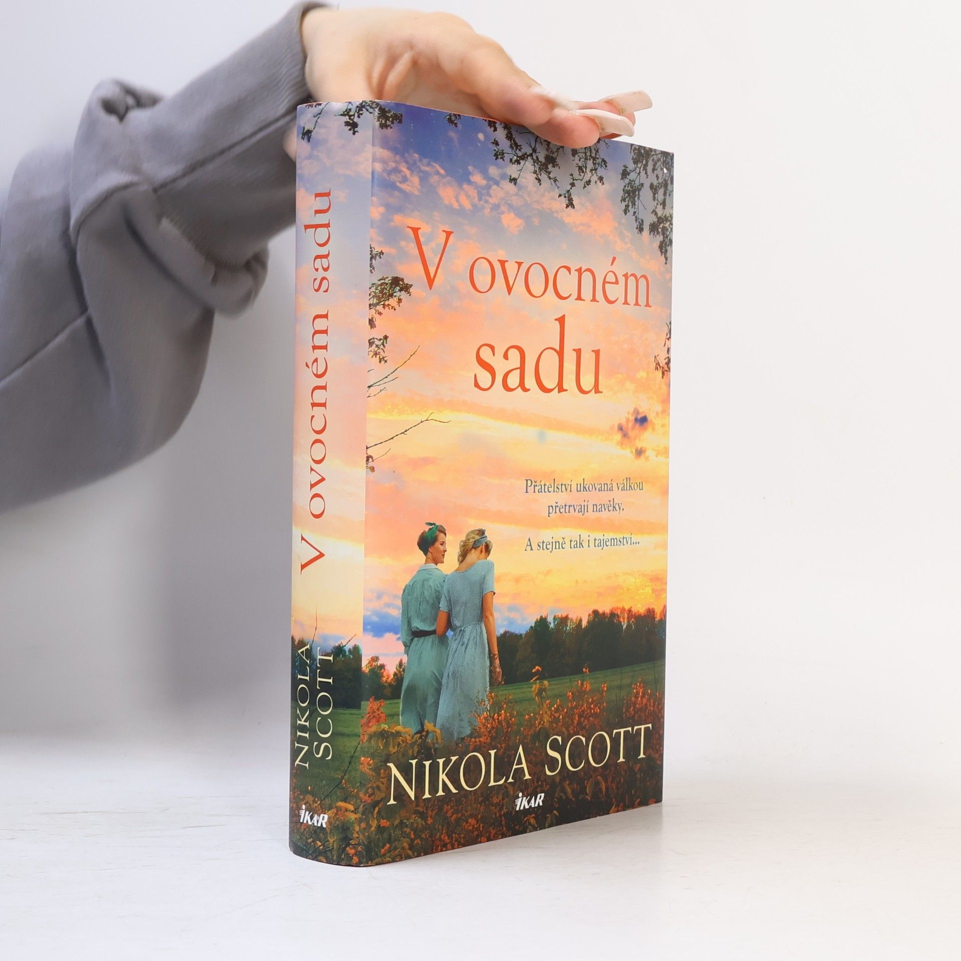 Nikola Scott V ovocném sadu