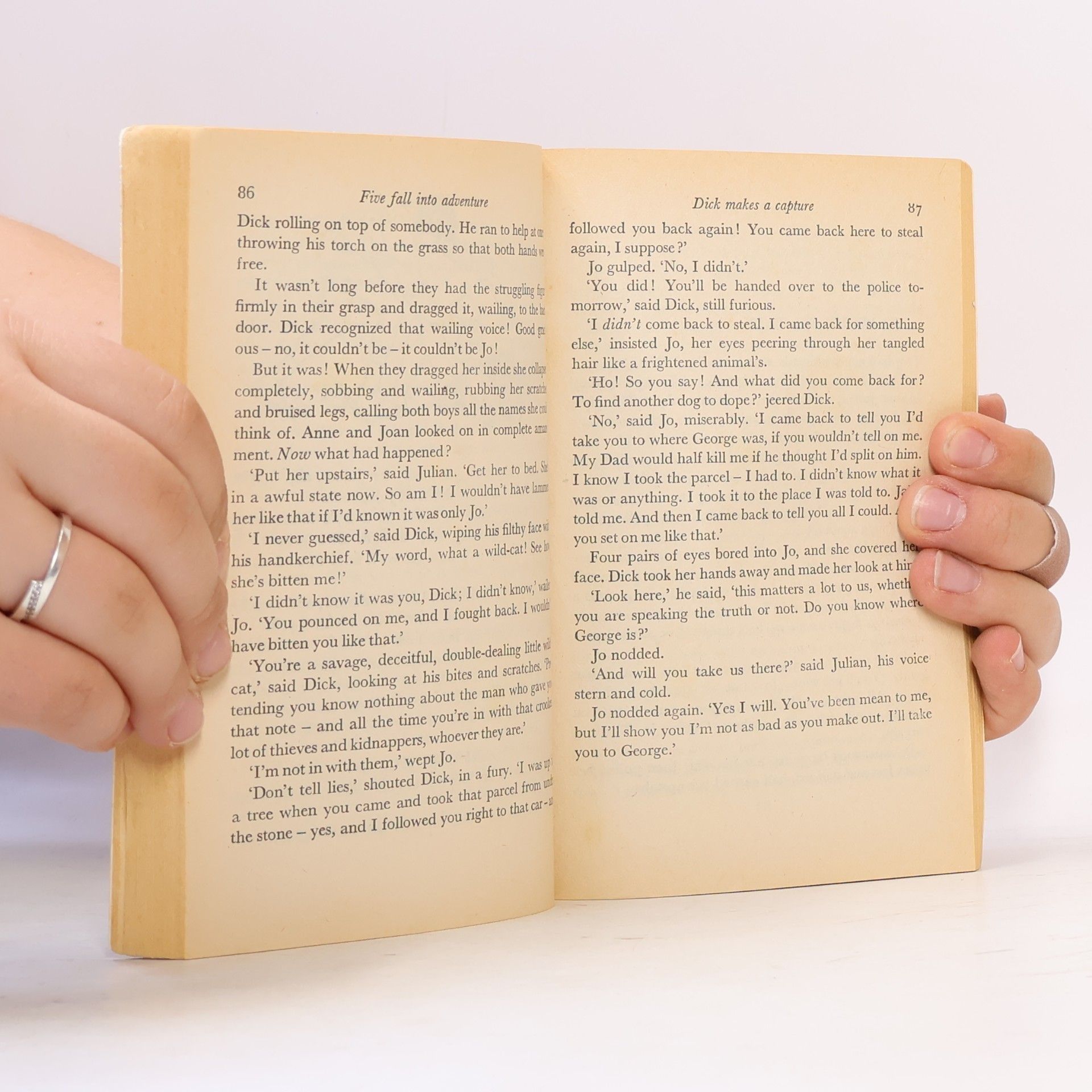 Enid Blyton The Famous Five - 9: Five Fall Into Adventure