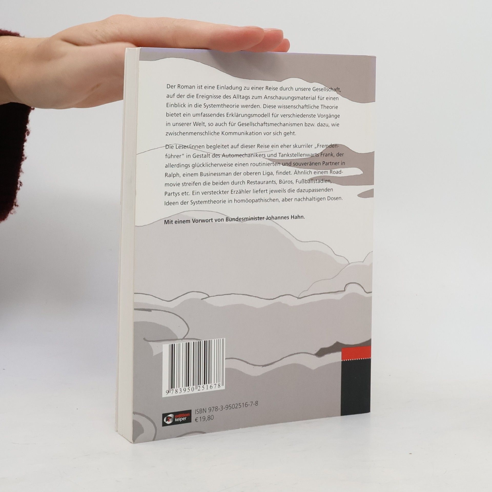 Barbara Fink Im Nebel wurde die Silhouette eines mittelprächtigen Hauses sichtbar