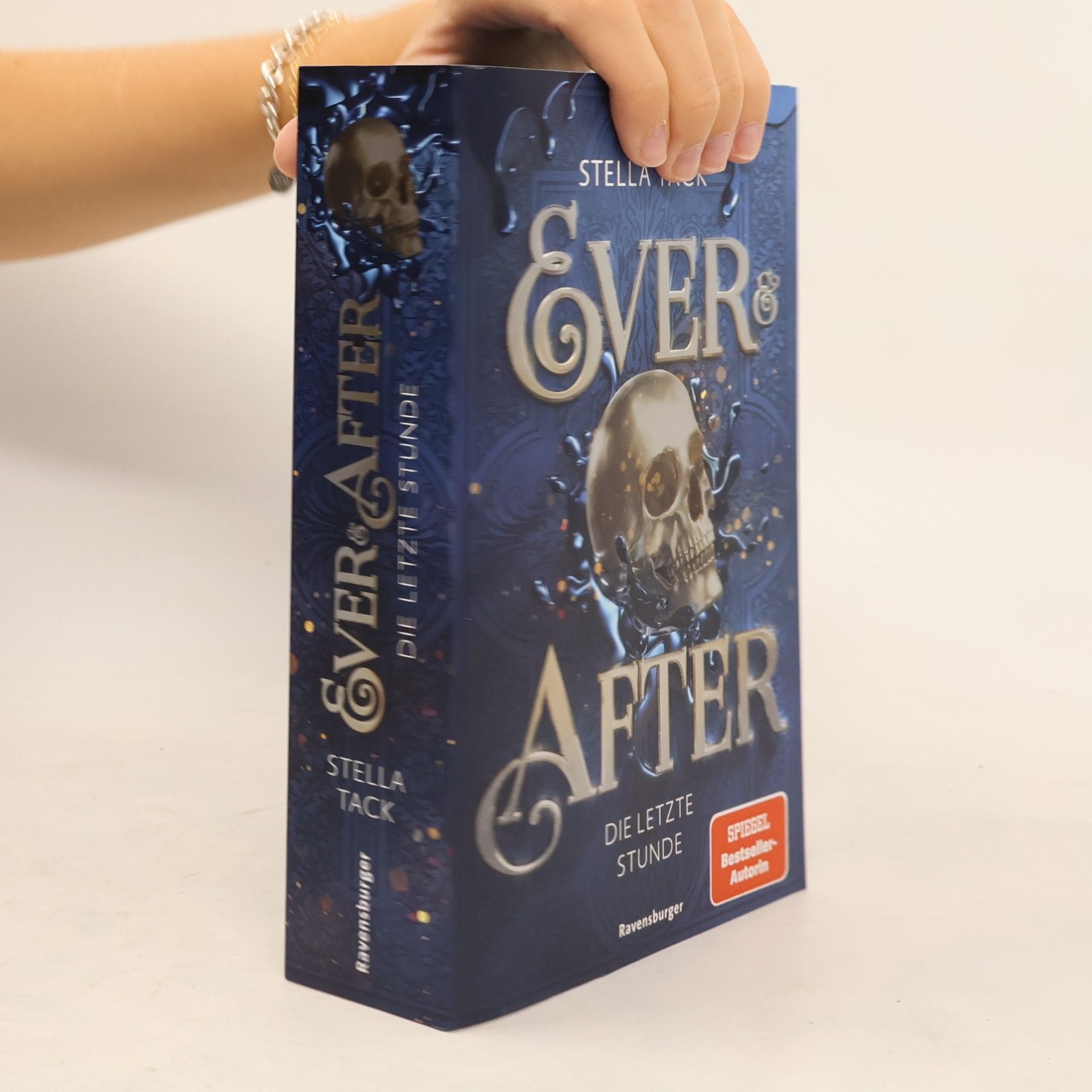 Stella Tack Ever & After, Band 3: Die letzte Stunde (Knisternde Märchen-Fantasy der SPIEGEL-Bestsellerautorin Stella Tack | Limitierte Auflage mit Farbschnitt)
