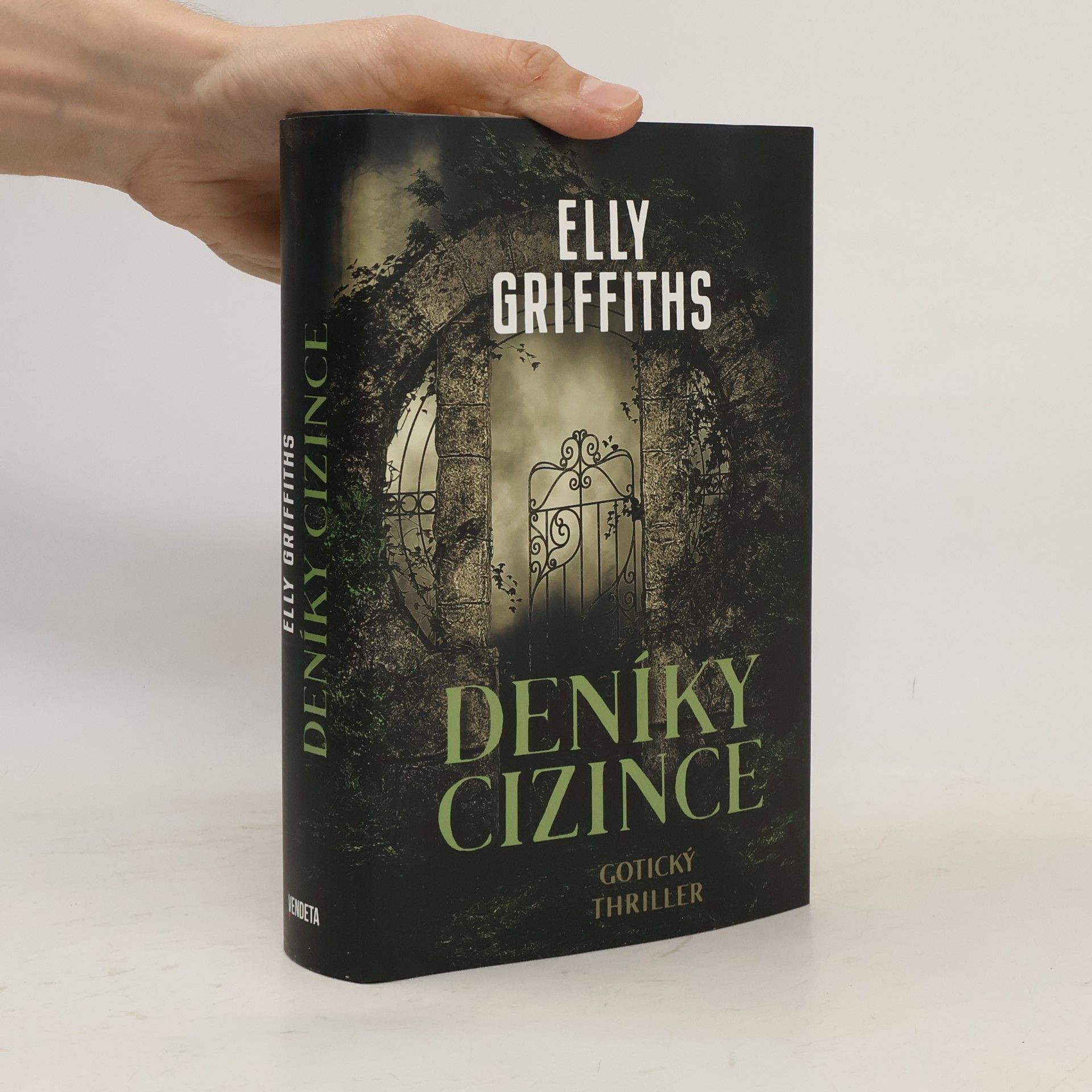 Elly Griffiths Deníky cizince