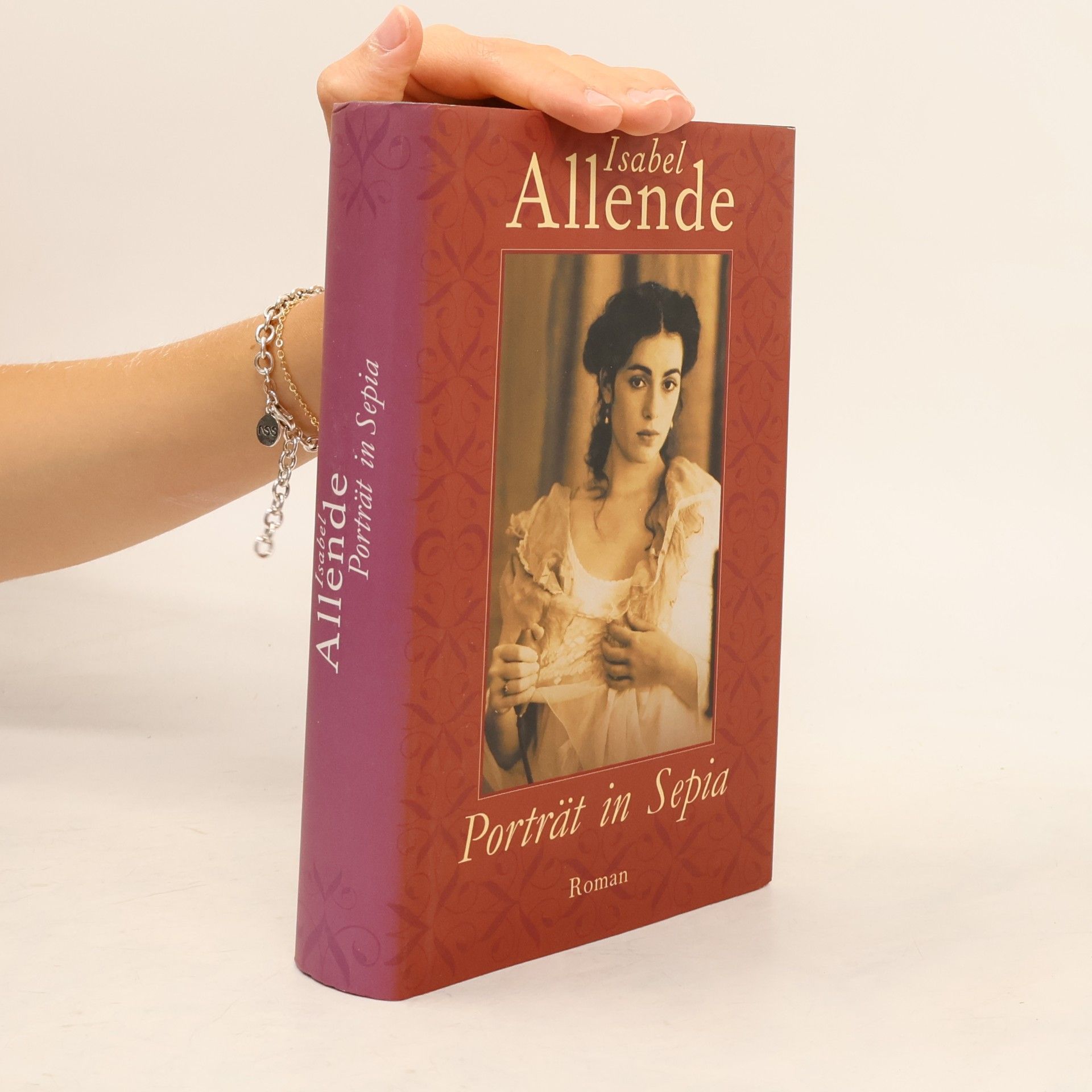 Isabel Allende Porträt in Sepia