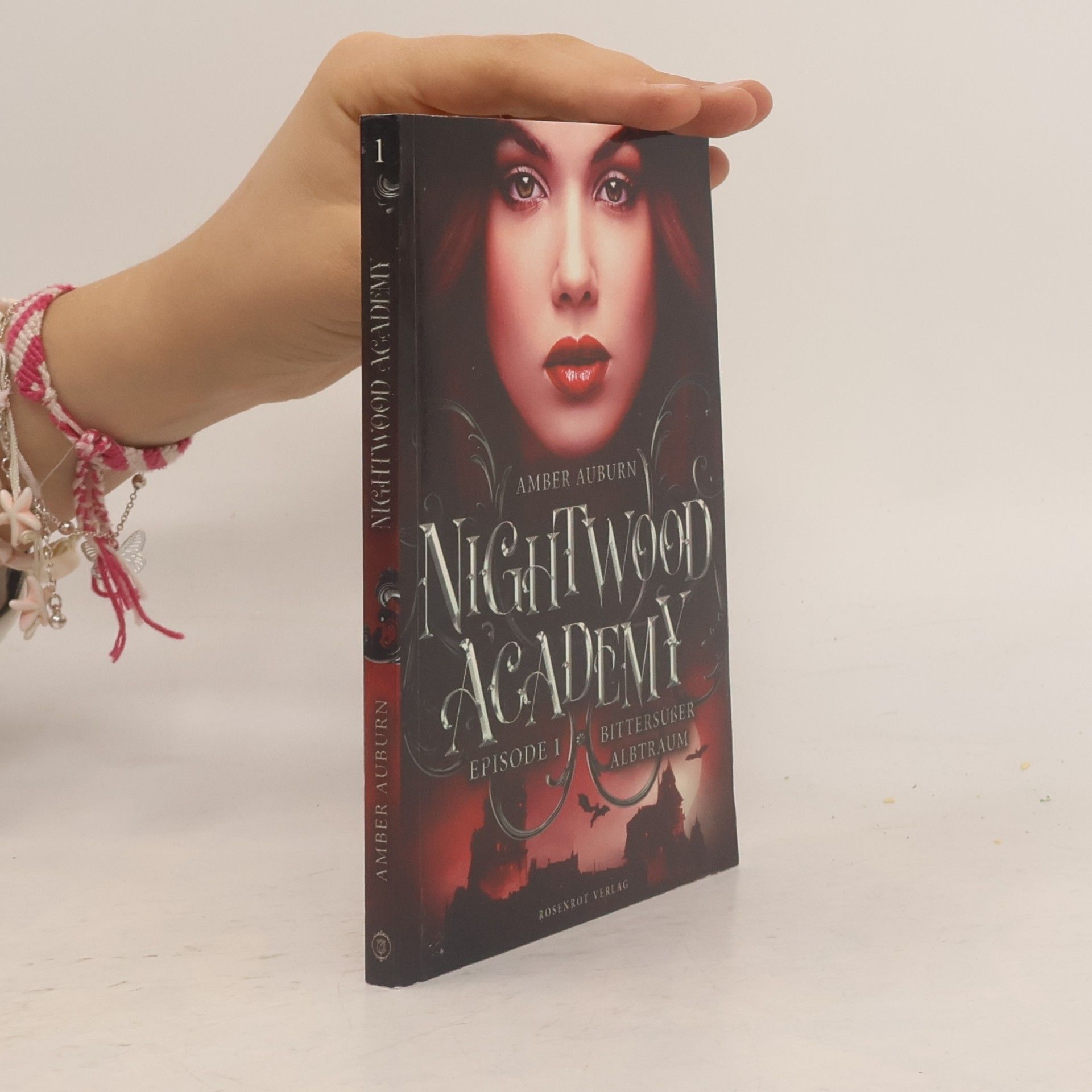Amber Auburn Nightwood Academy, Episode 1 - Bittersüßer Albtraum