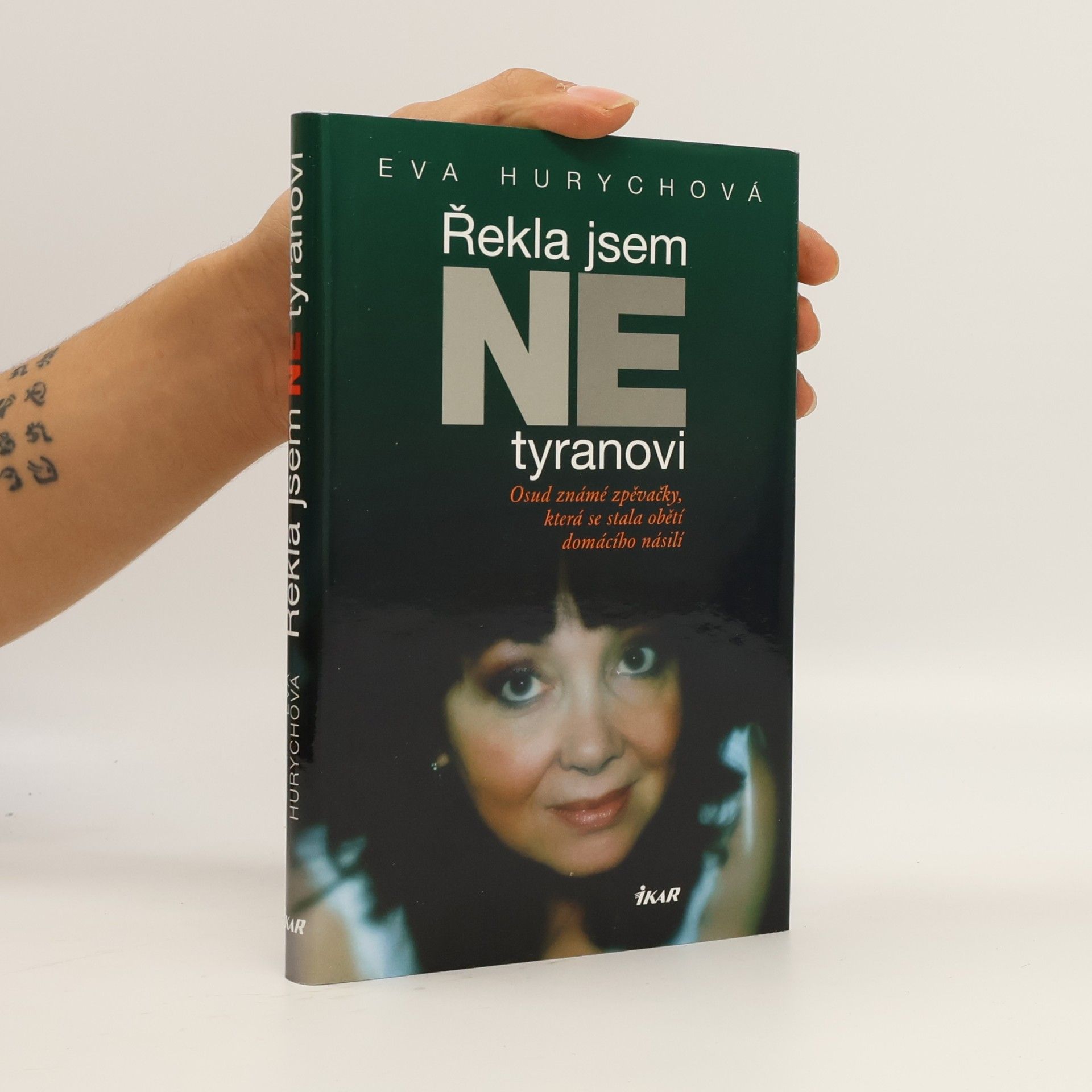 Eva Hurychová Řekla jsem ne tyranovi: Osud známé zpěvačky, která se stala obětí domácího násilí