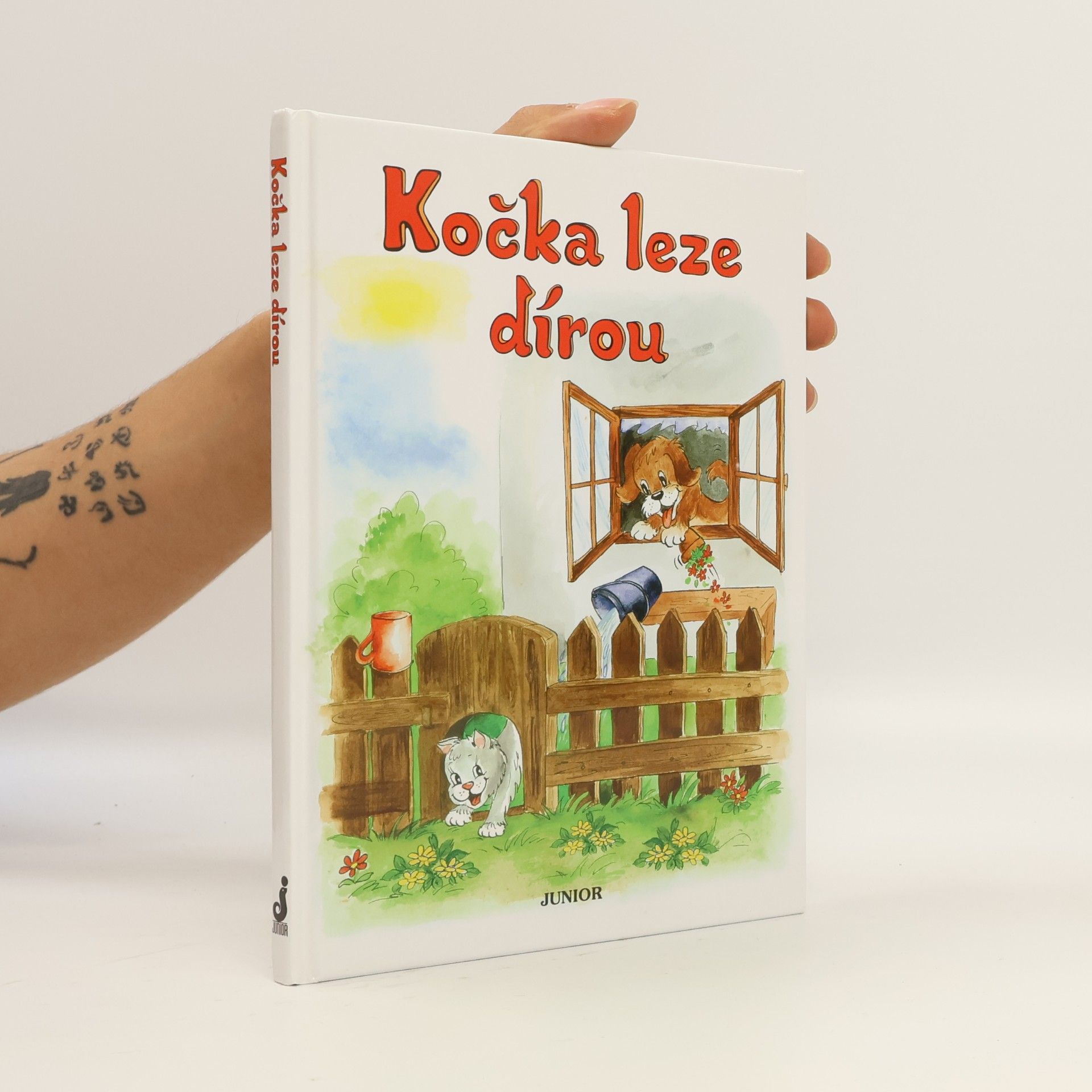 Kočka leze dírou