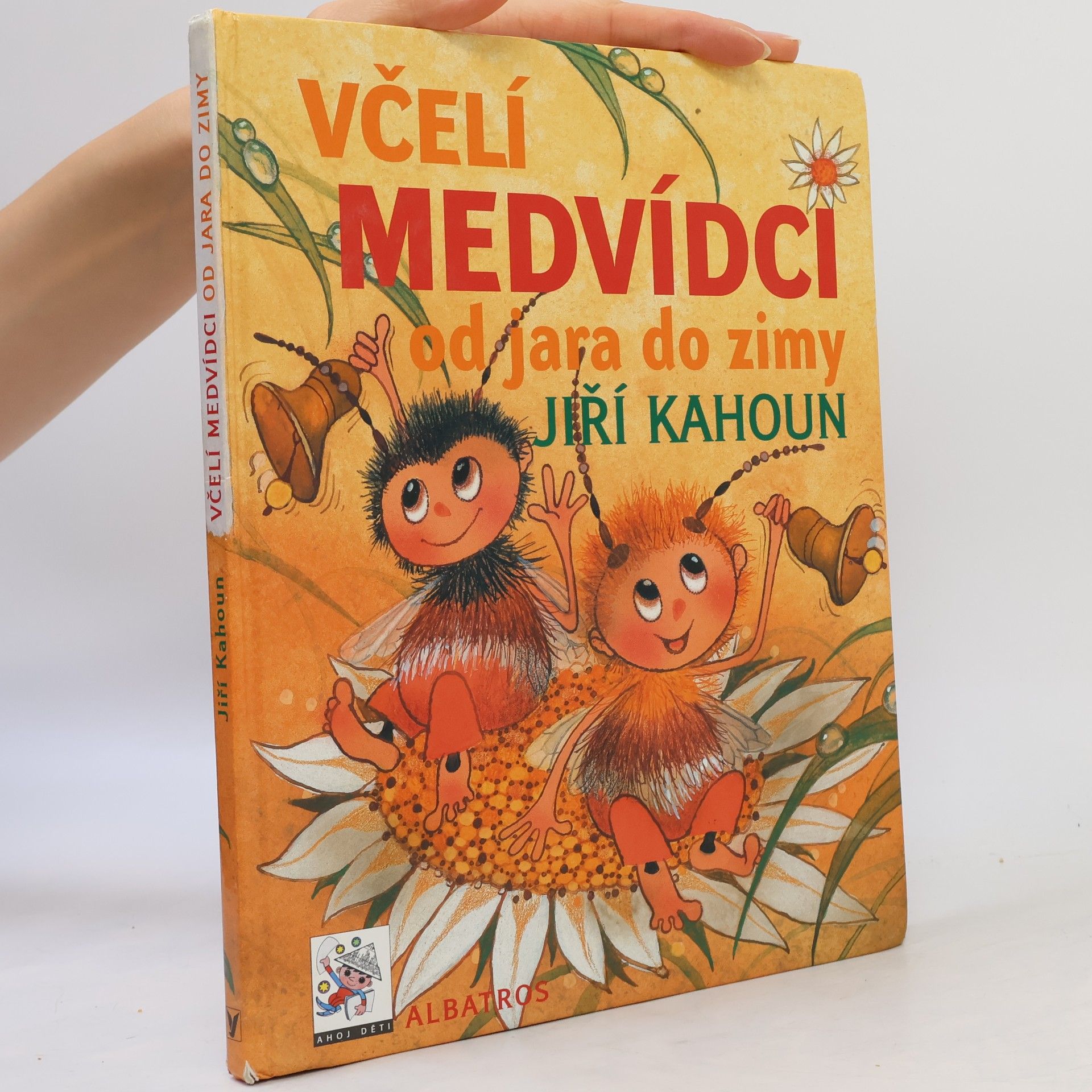 Jiří Kahoun Včelí medvídci od jara do zimy