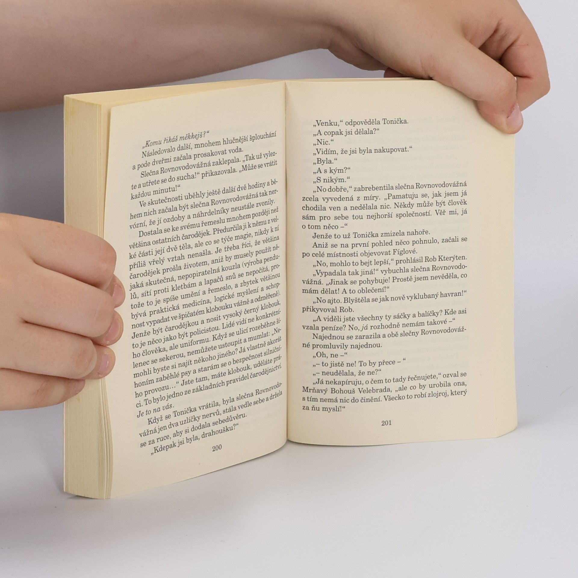 Terry Pratchett Klobouk s oblohou