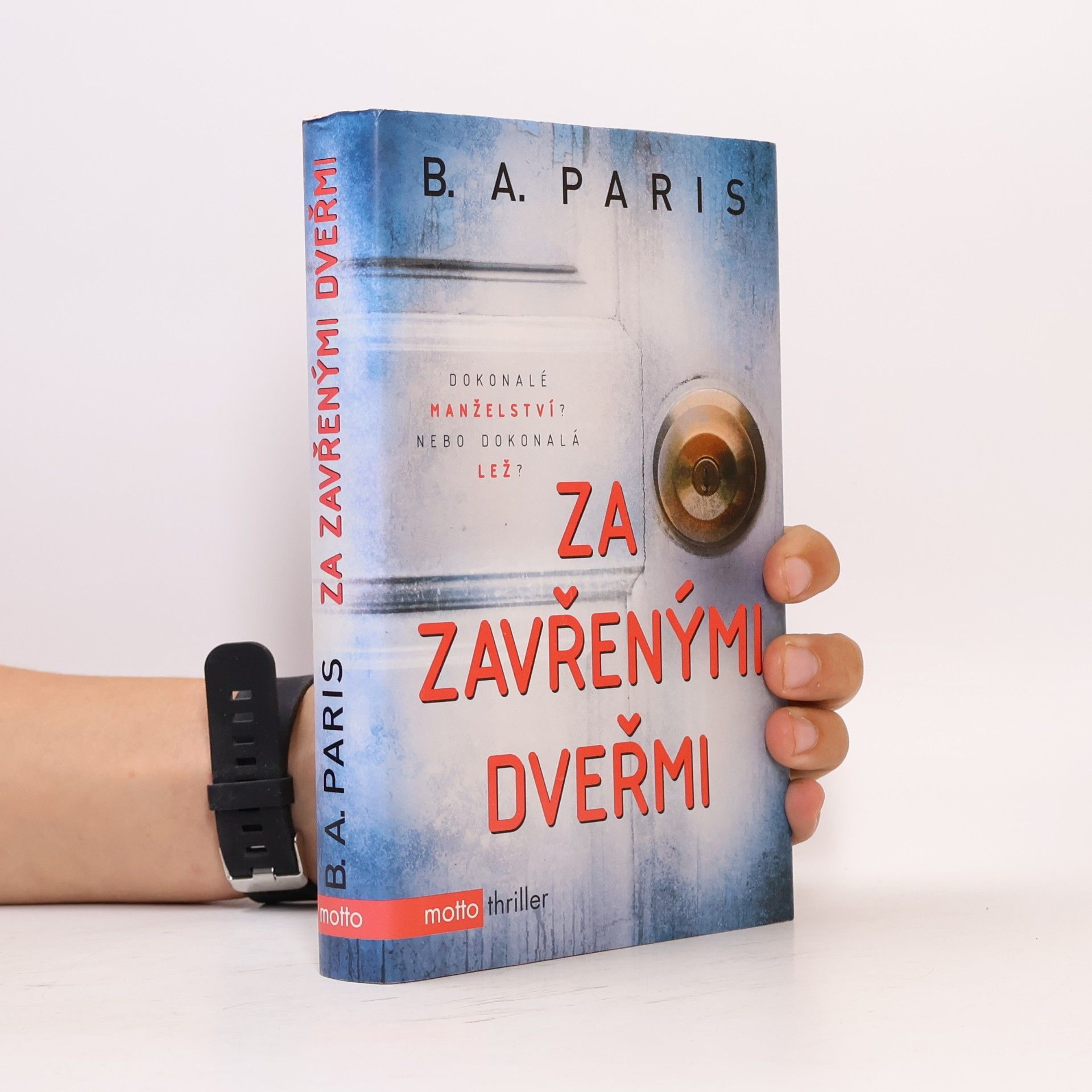 B. A. Paris Za zavřenými dveřmi