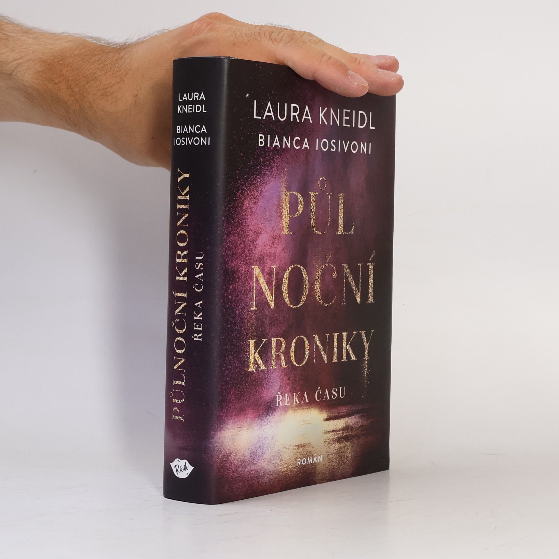 Laura Kneidl Půlnoční kroniky. Řeka času
