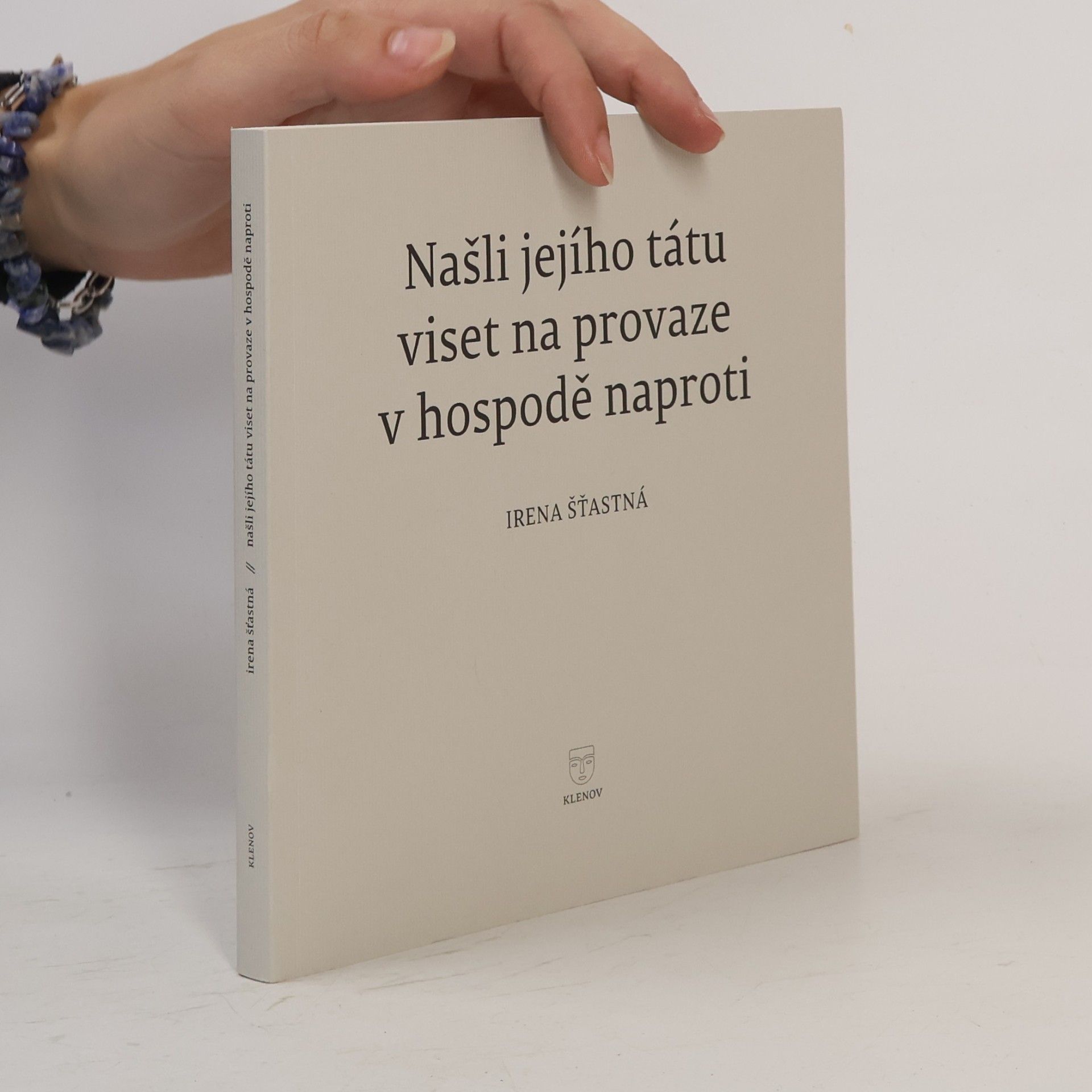 Našli jejího tátu viset na provaze v hospodě naproti