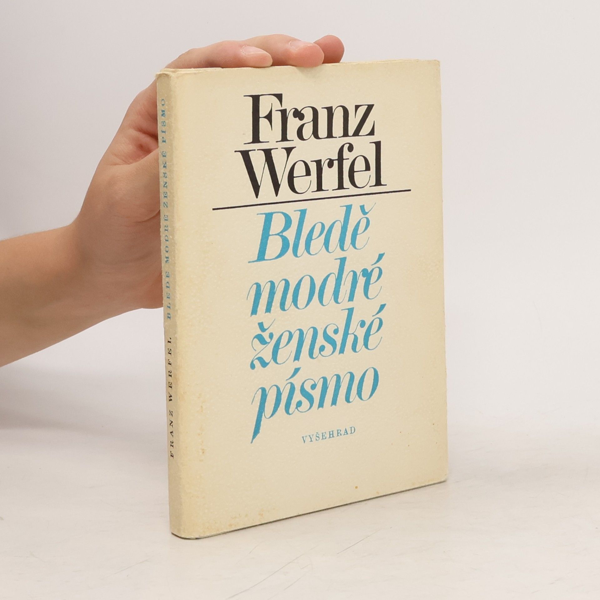 Bledě modré ženské písmo