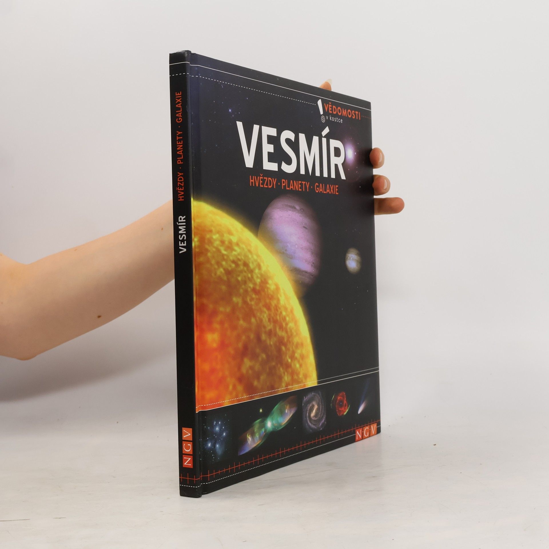 AA.VV. Vesmír