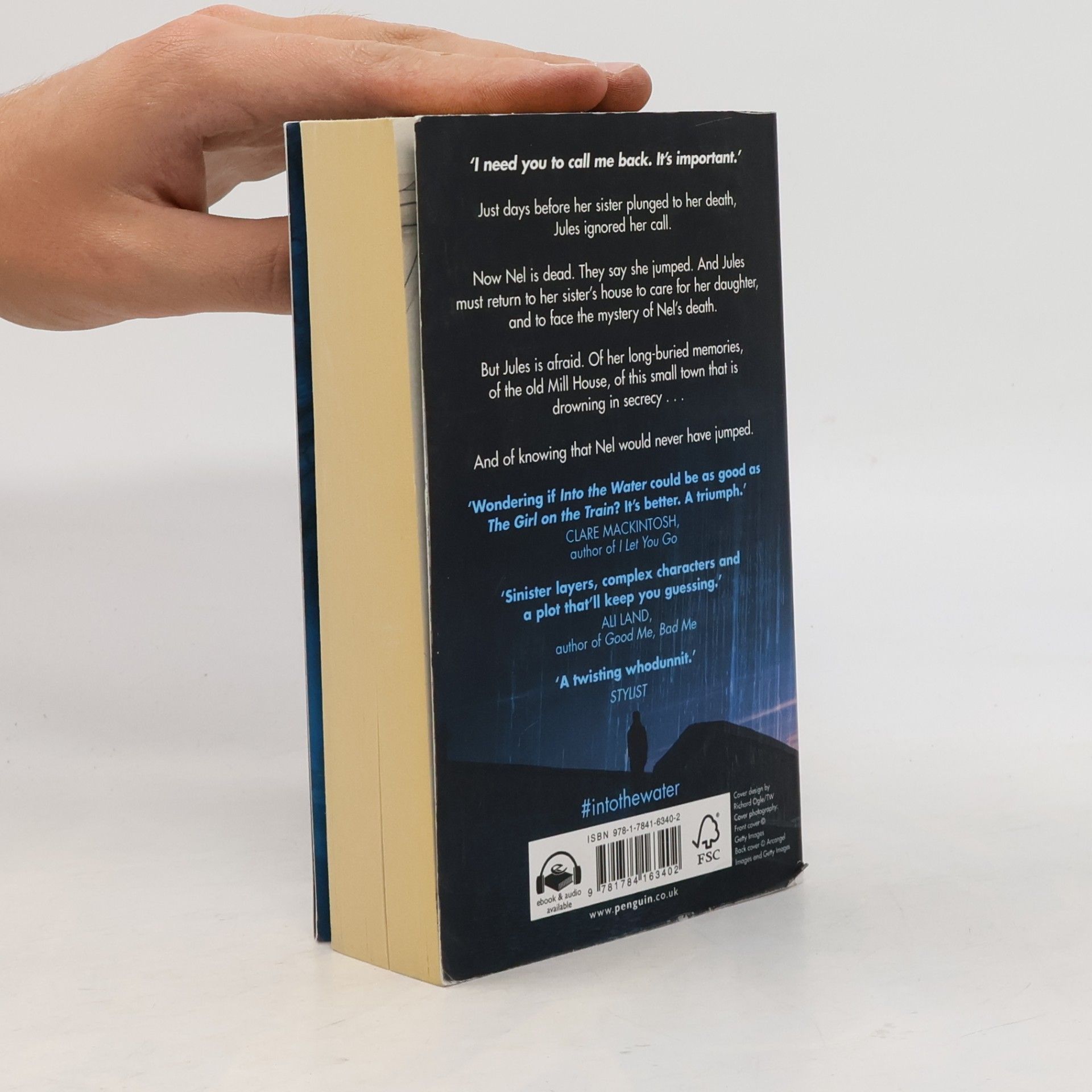 Paula Hawkins Into the Water